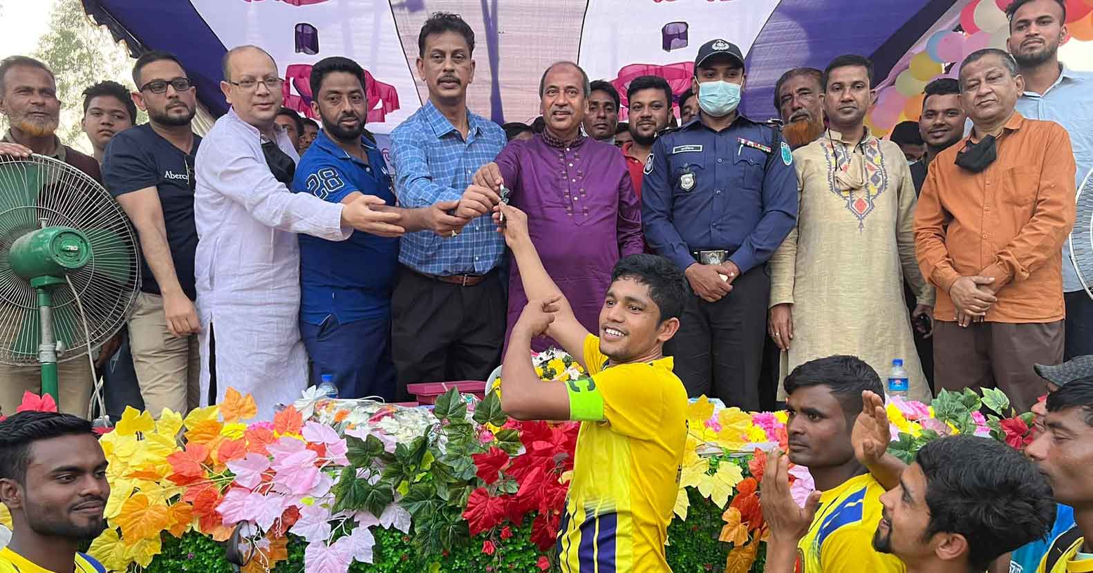 বাহুবলে ফুটবল টুর্ণামেন্টের পুরস্কার বিতরণ করলেন এমপি আবু জাহির