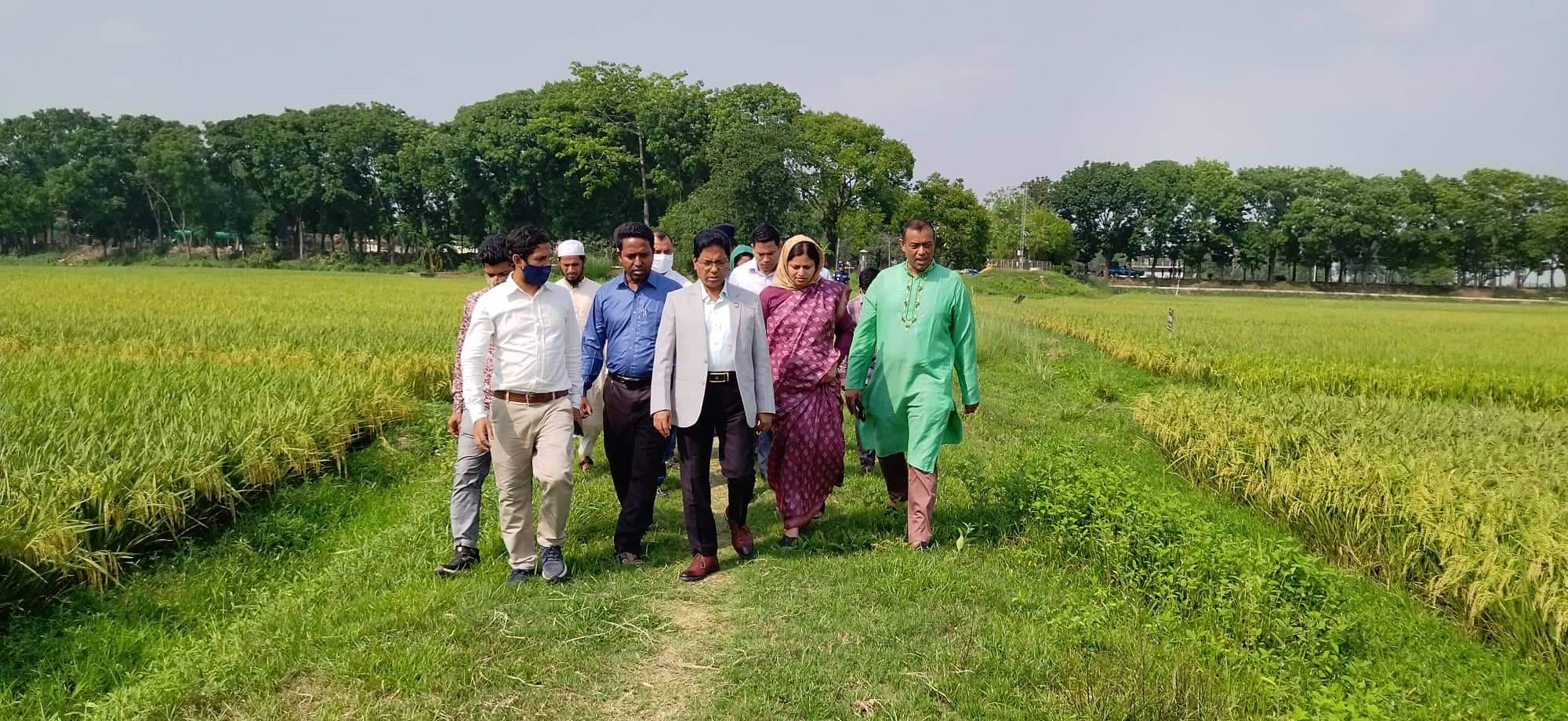 ভূমিহীনদের ঘর ও নাগুড়া ফার্ম পরিদর্শন করেছেন সিলেট বিভাগীয় কমিশনার