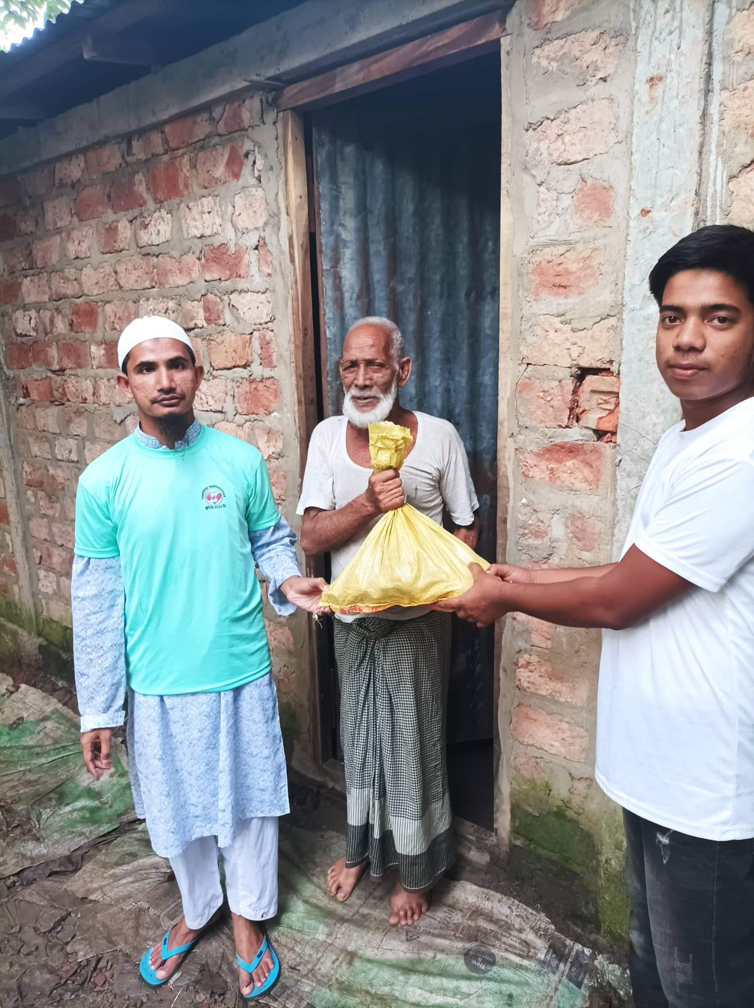 বানিয়াচংয়ে অনিক ফাউন্ডেশনের উদ্যোগে বন্যার্ত অসহায় মানুষের মাঝে ত্রাণ বিতরণ