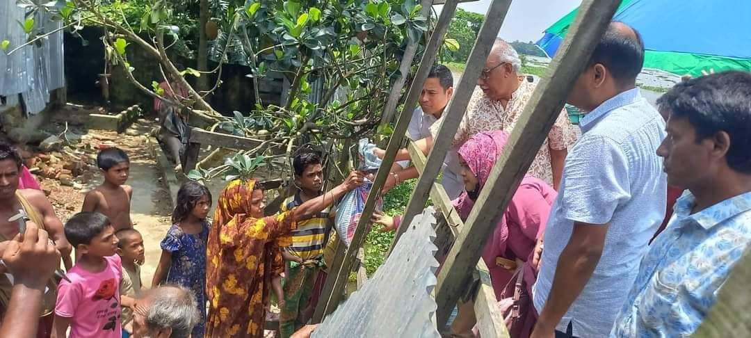 বানিয়াচংয়ে বন্যায় ক্ষতিগ্রস্ত পরিবারের মাঝে ত্রাণ বিতরণ