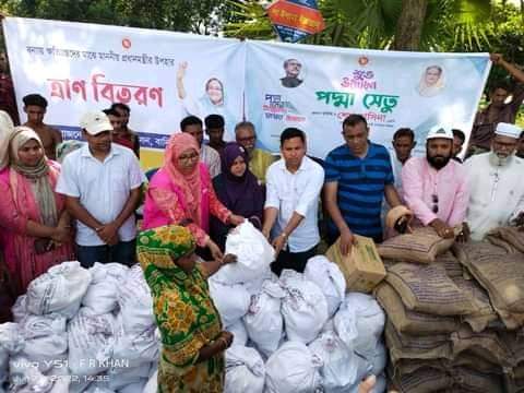 হবিগঞ্জের বানিয়াচংয়ে বন্যা দূর্গতদের মাঝে উপজেলা প্রশাসন ও ব্যাকের ত্রান বিতরণ