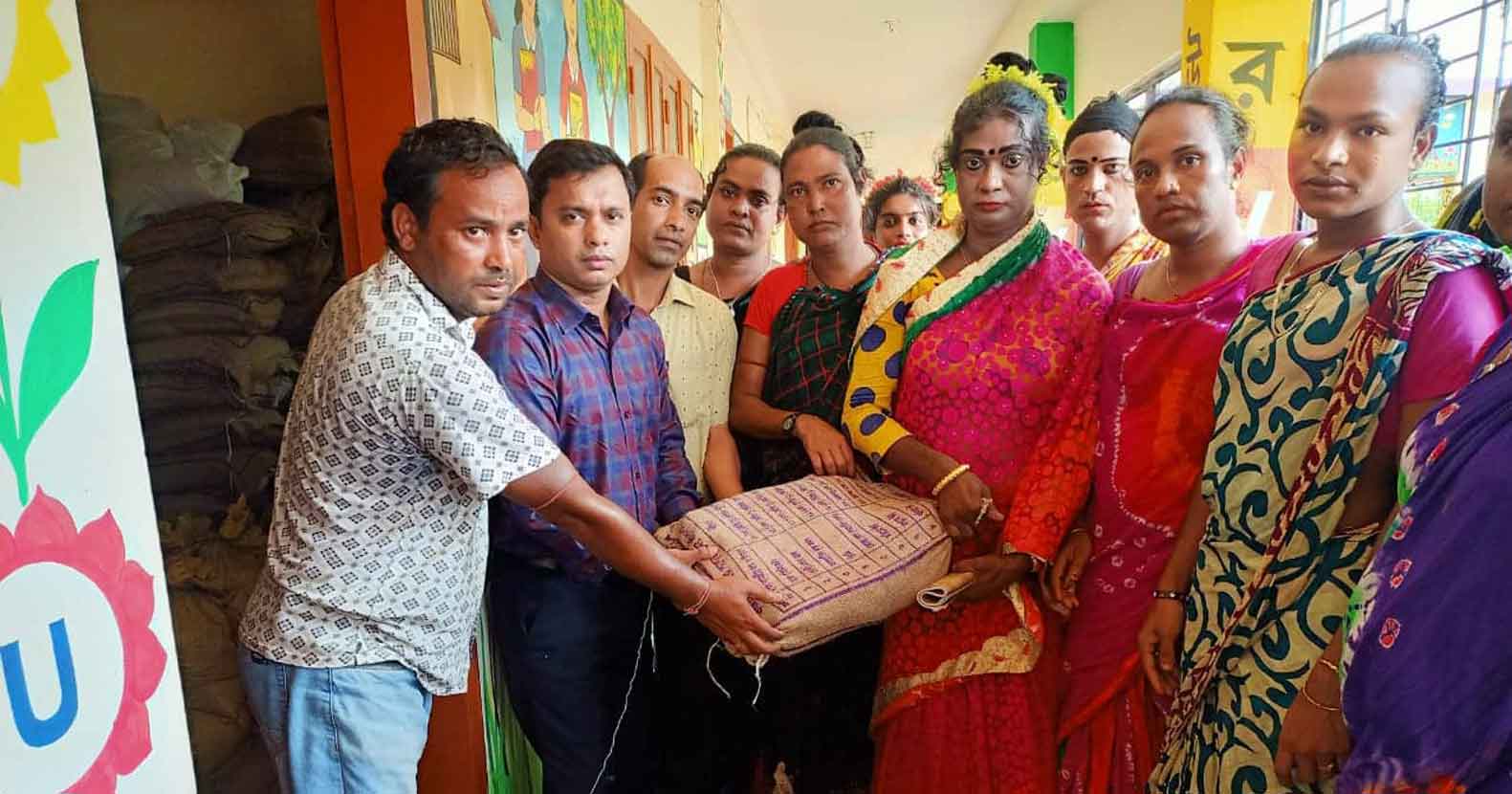 নবীগঞ্জে হিজড়া সম্প্রদায়ের মাঝে প্রশাসনের ত্রান বিতরণ