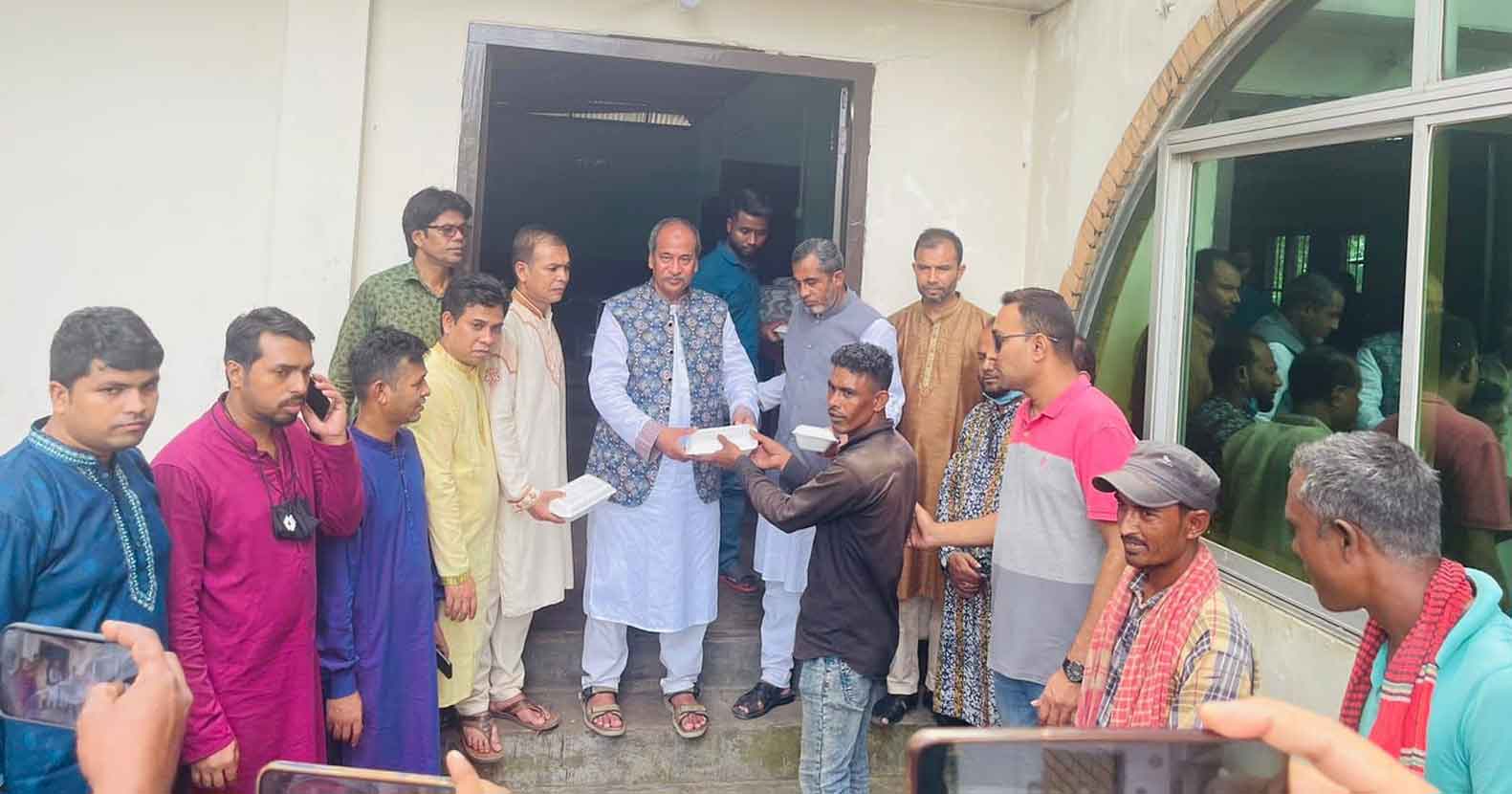 বন্যা কবলিতদের মাঝে তৈরী খাবার বিতরণ করল জেলা যুবলীগ