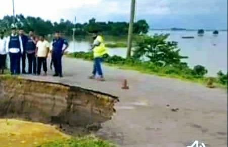 বন্যার পানিতে বানিয়াচং আজমিরীগঞ্জ সড়কে ভাঙ্গন