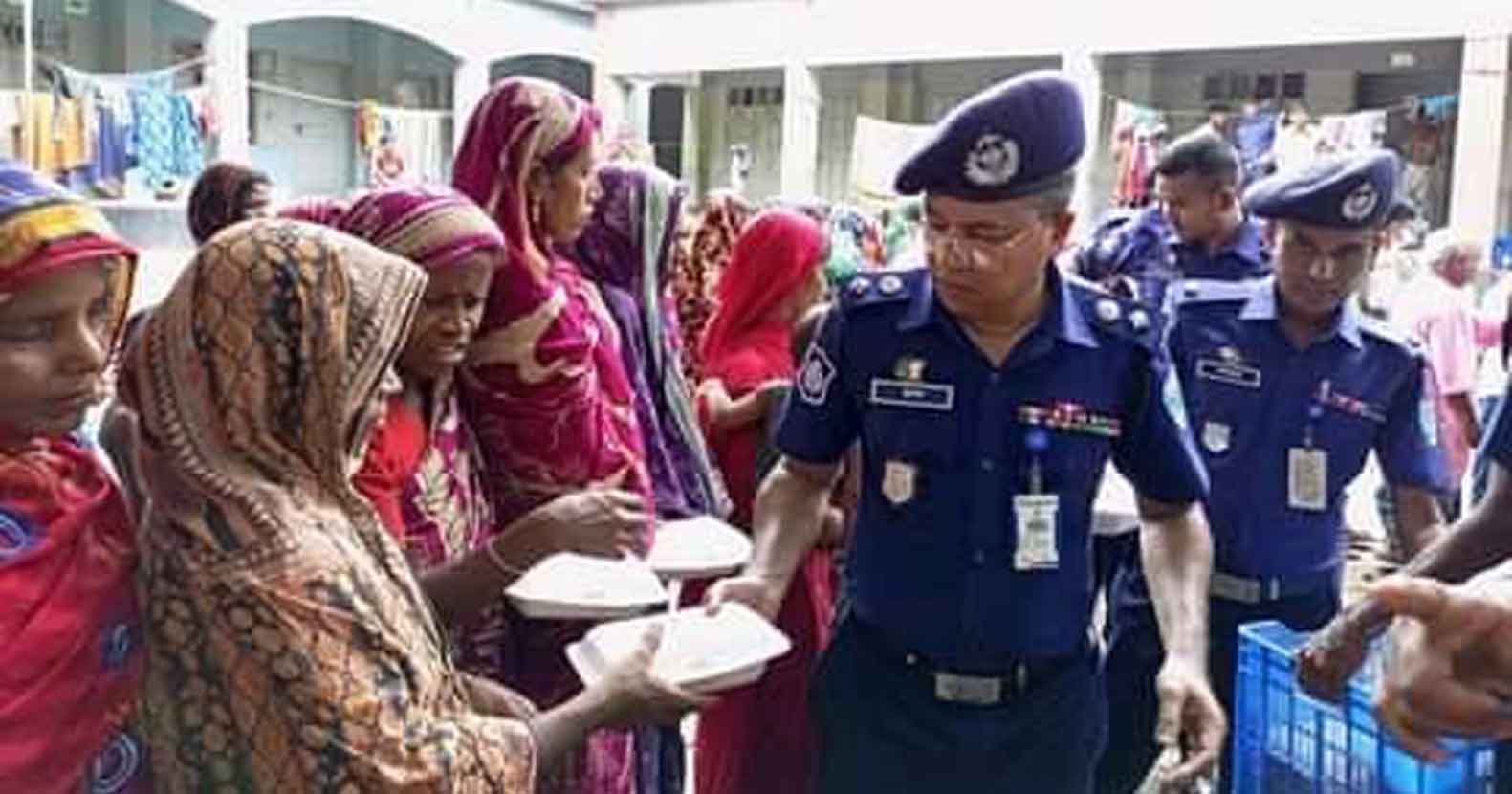 বানিয়াচংয়ে পুলিশ সুপারের ত্রাণ বিতরণ