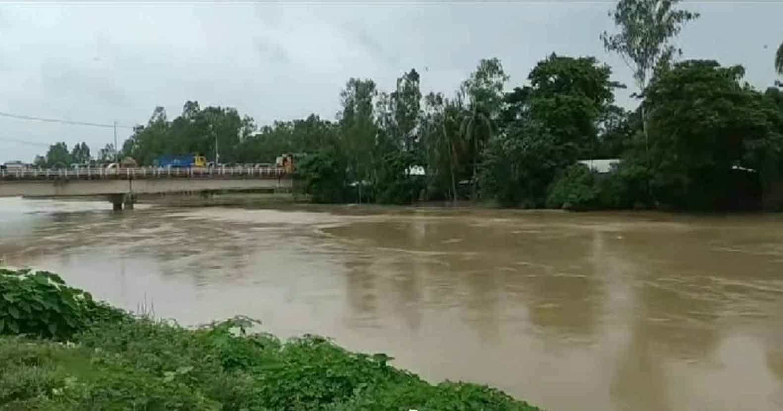 বেড়েই চলেছে খোয়াই নদীর পানি
