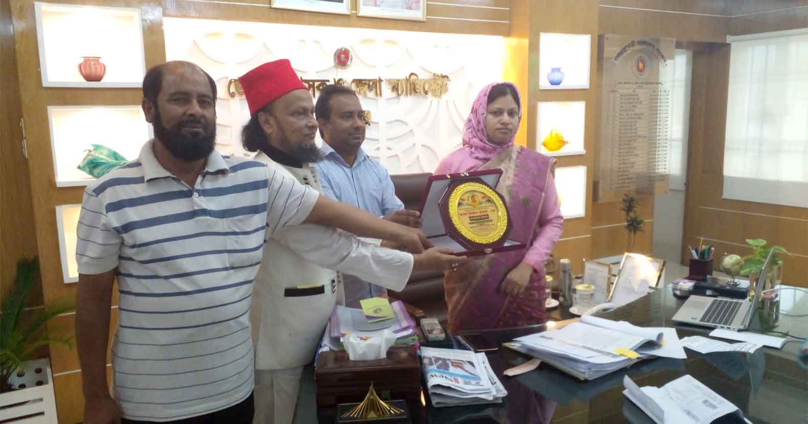 মুড়ারবন্দ দরবারের মোতাওয়াল্লীর পক্ষ থেকে জেলা প্রশাসককে সম্মাননা স্মারক প্রদান