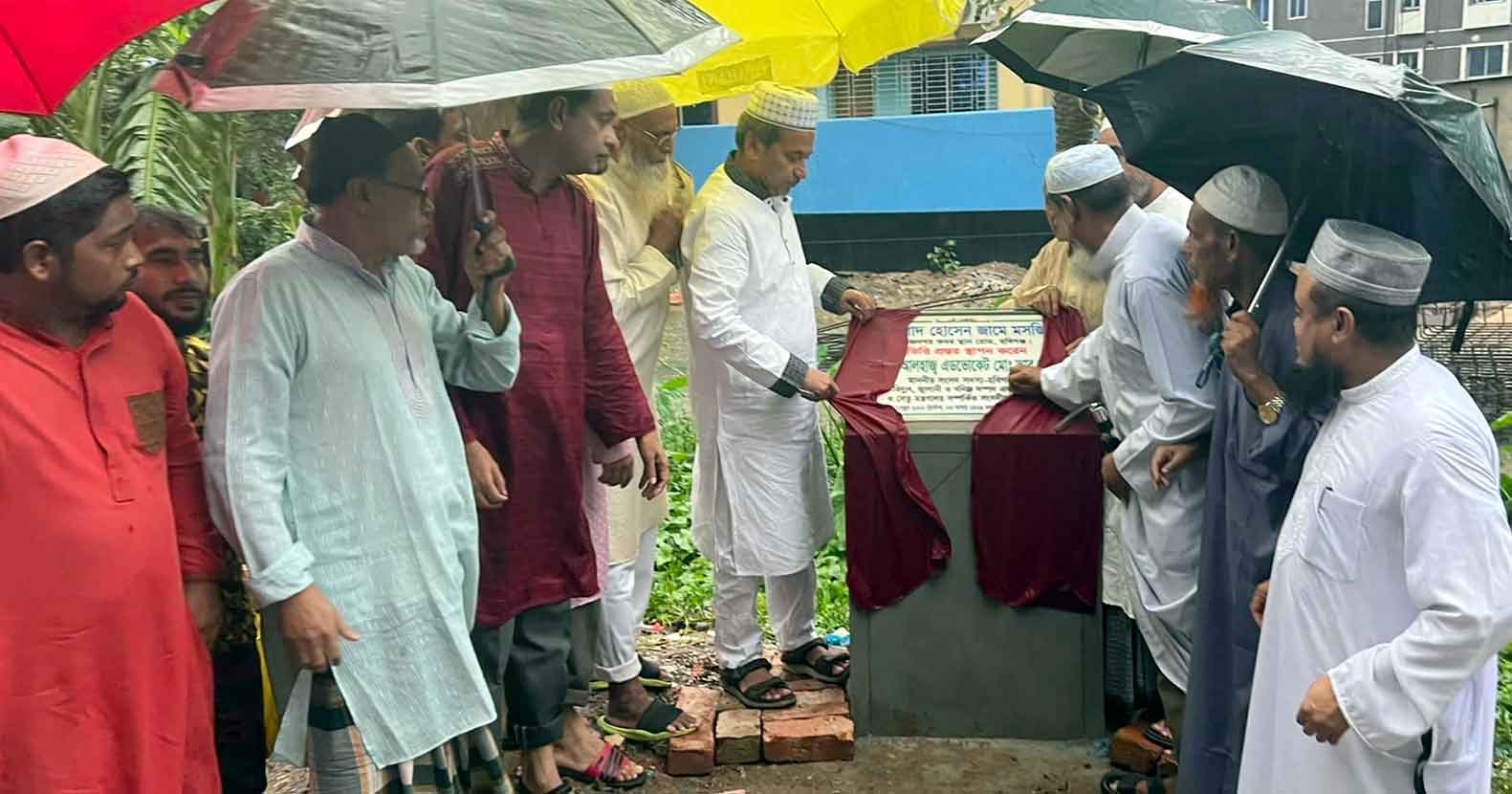 রাজনগরে মসজিদ নির্মাণ কাজের ভিত্তিপ্রস্তর স্থাপন করেছেন এমপি আবু জাহির
