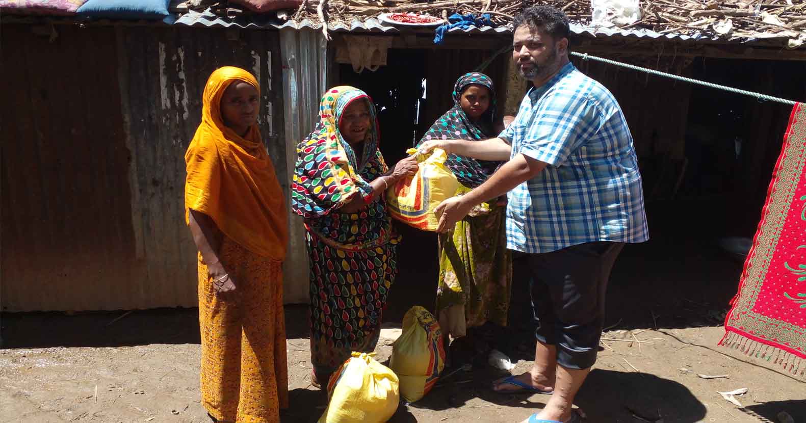 সিলেটে খাদ্য সামগ্রী বিতরণ করেছেন শায়েস্তাগঞ্জের ব্যবসায়ী সারোয়ার আলম শাকিল