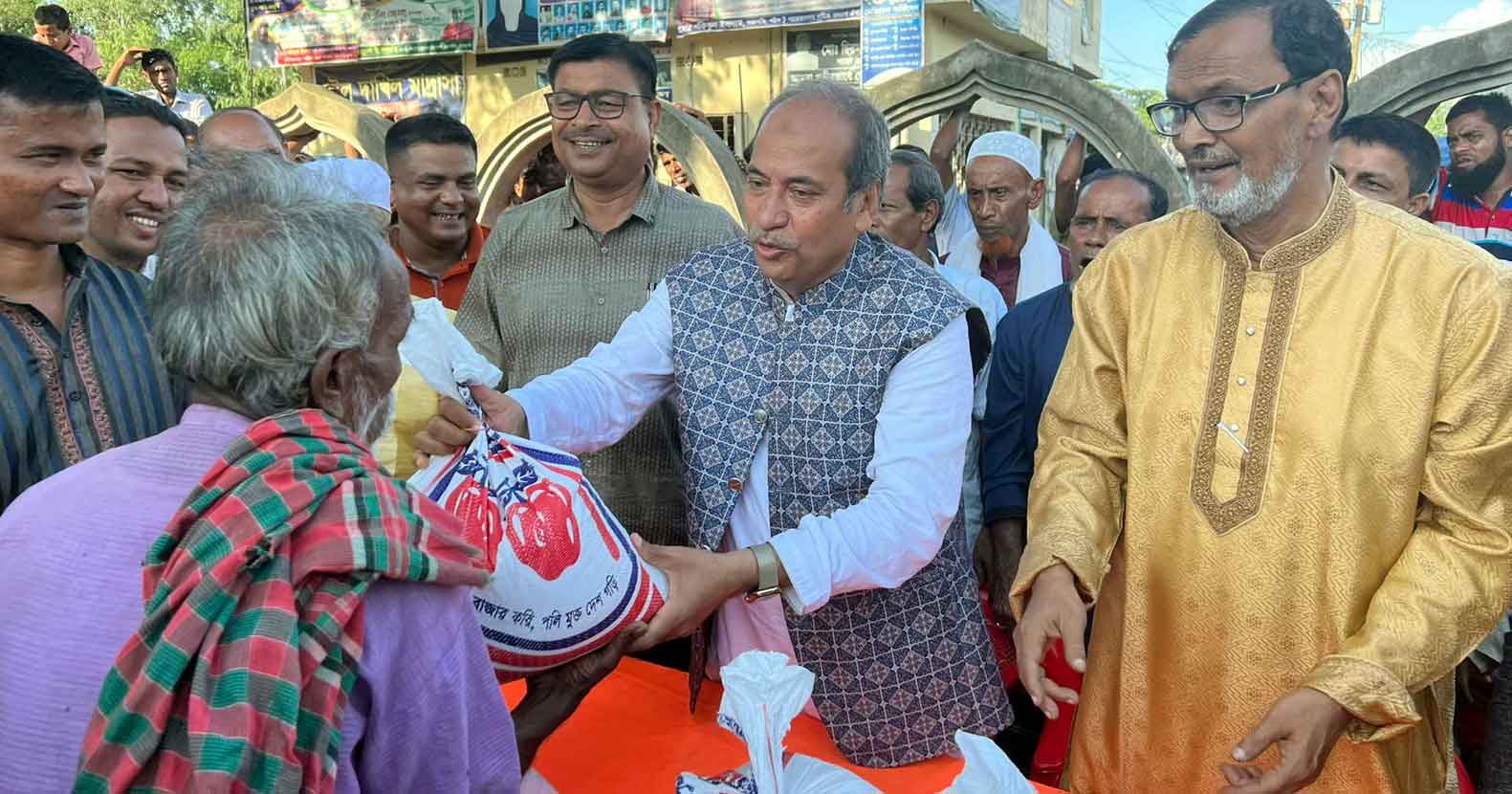 পাঁচ হাজার পরিবারে সহায়তা দিলেন এমপি আবু জাহির