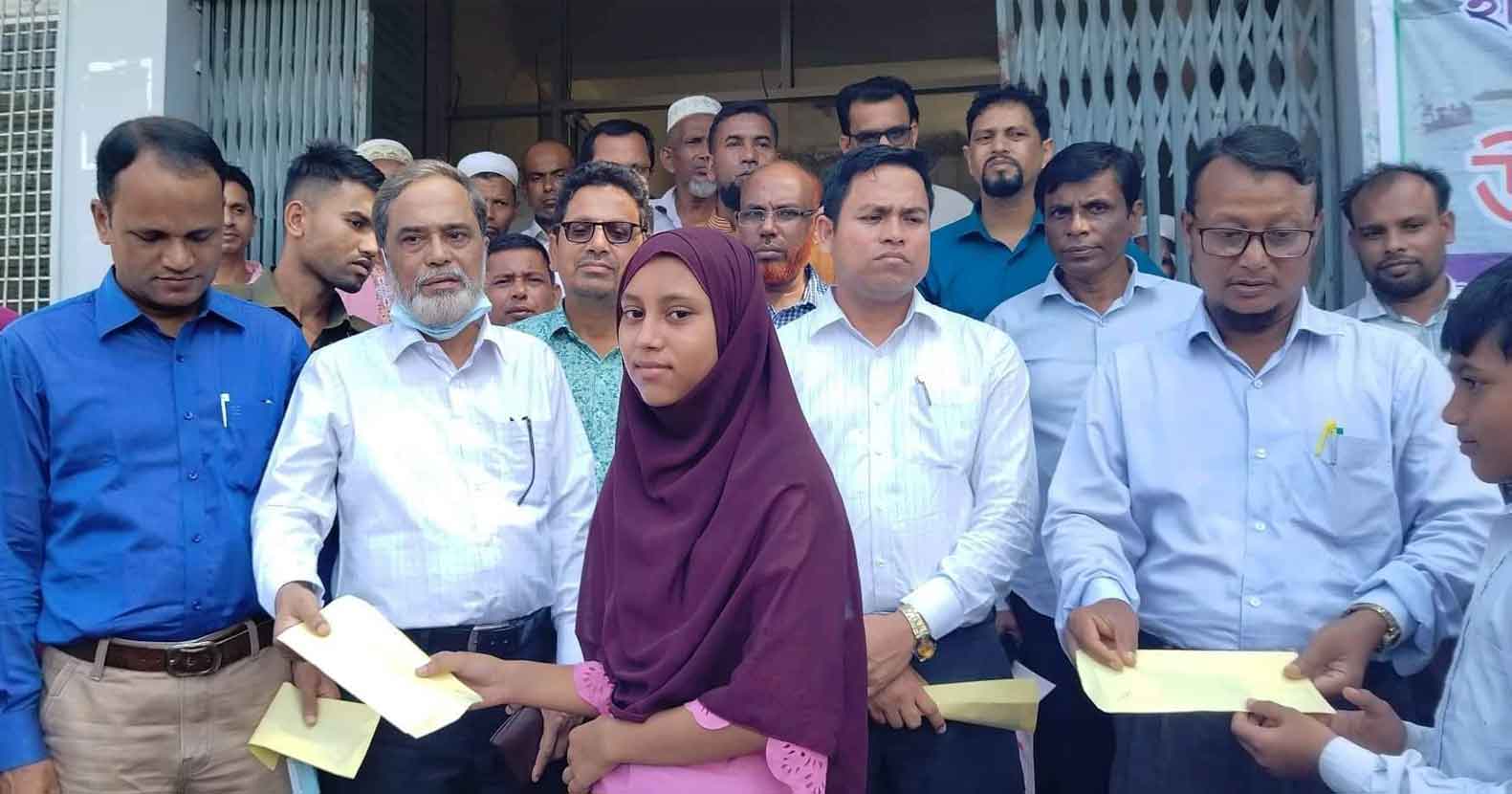 বানিয়াচংয়ে বন্যার্ত শিক্ষার্থীদের মাঝে কাপড় ও নগদ অর্থ বিতরণ