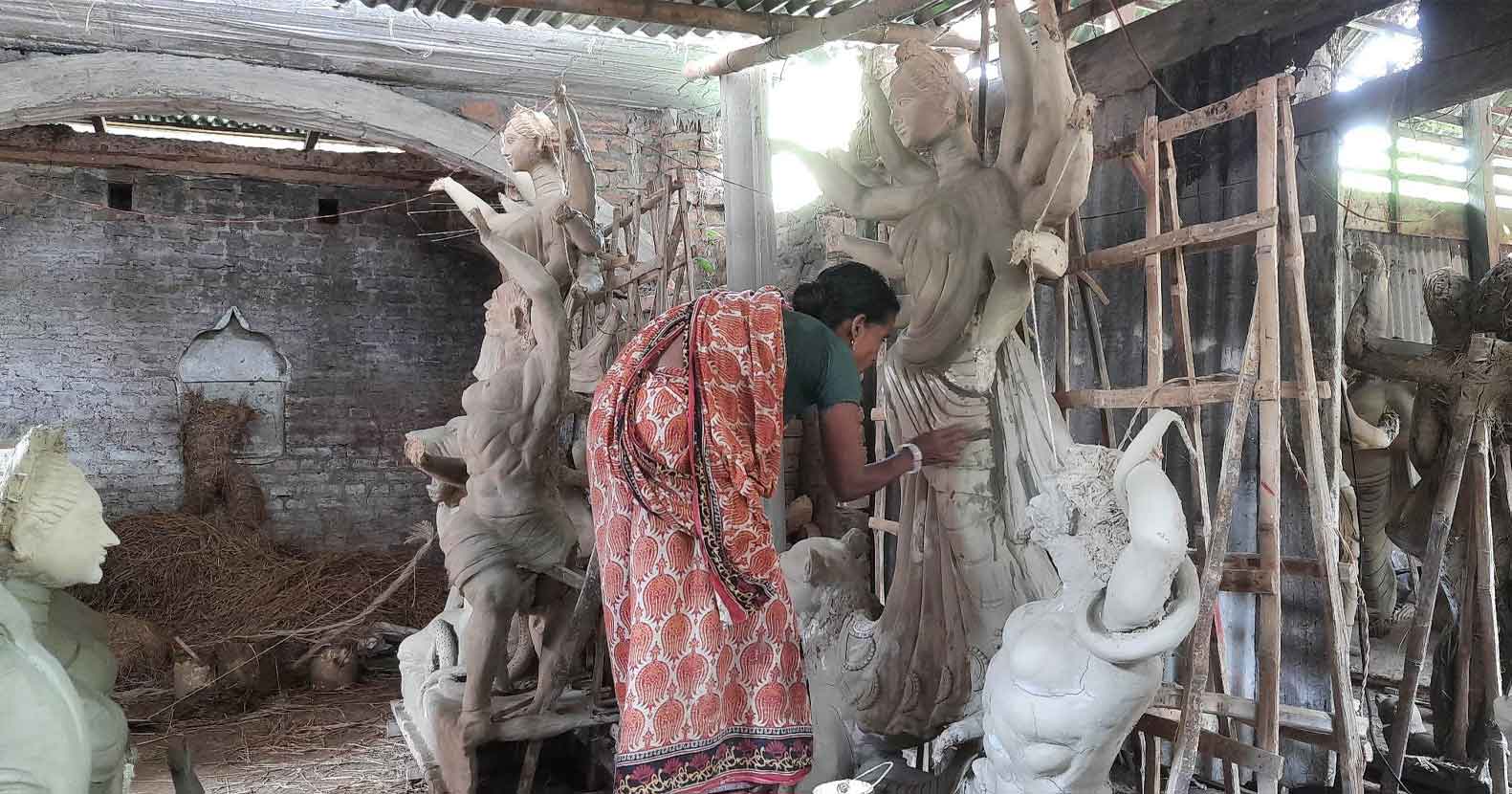 দুর্গাপূজা উপলক্ষে প্রতিমা তৈরিতে ব্যস্ত শিল্পীরা (3) দুর্গাপূজা উপলক্ষে প্রতিমা তৈরিতে ব্যস্ত শিল্পীরা