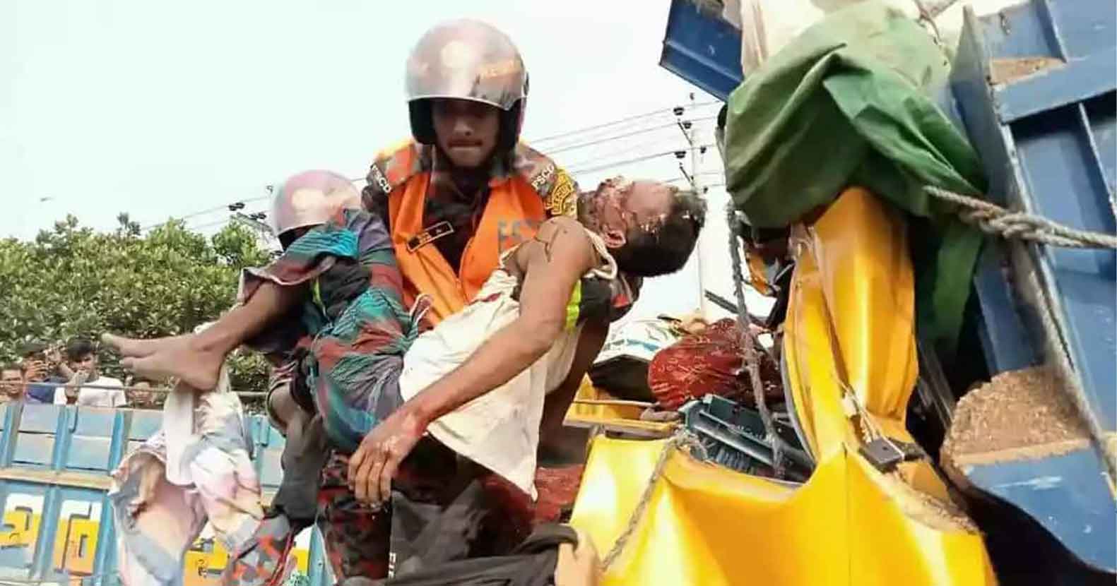 মাধবপুরে দুই ট্রাকের মুখোমুখি সংঘর্ষে নিহত ২