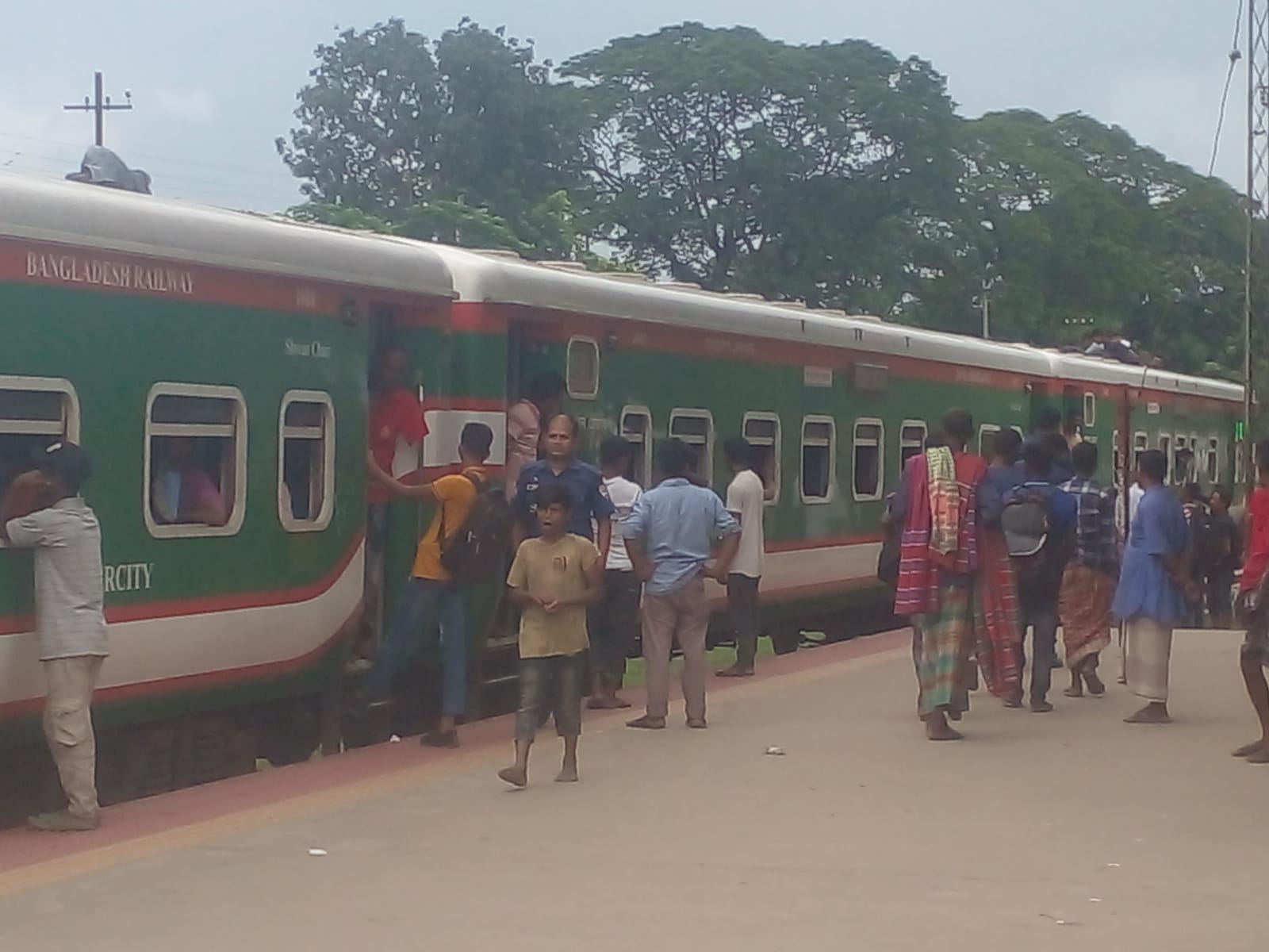 শায়েস্তাগঞ্জ জংশনে জি আর পি ও আর এন বি পুলিশদের বাণিজ্য