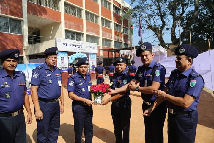 মাধবপুর থানা পরিদর্শন করেন এসপি মুরাদ আলি
