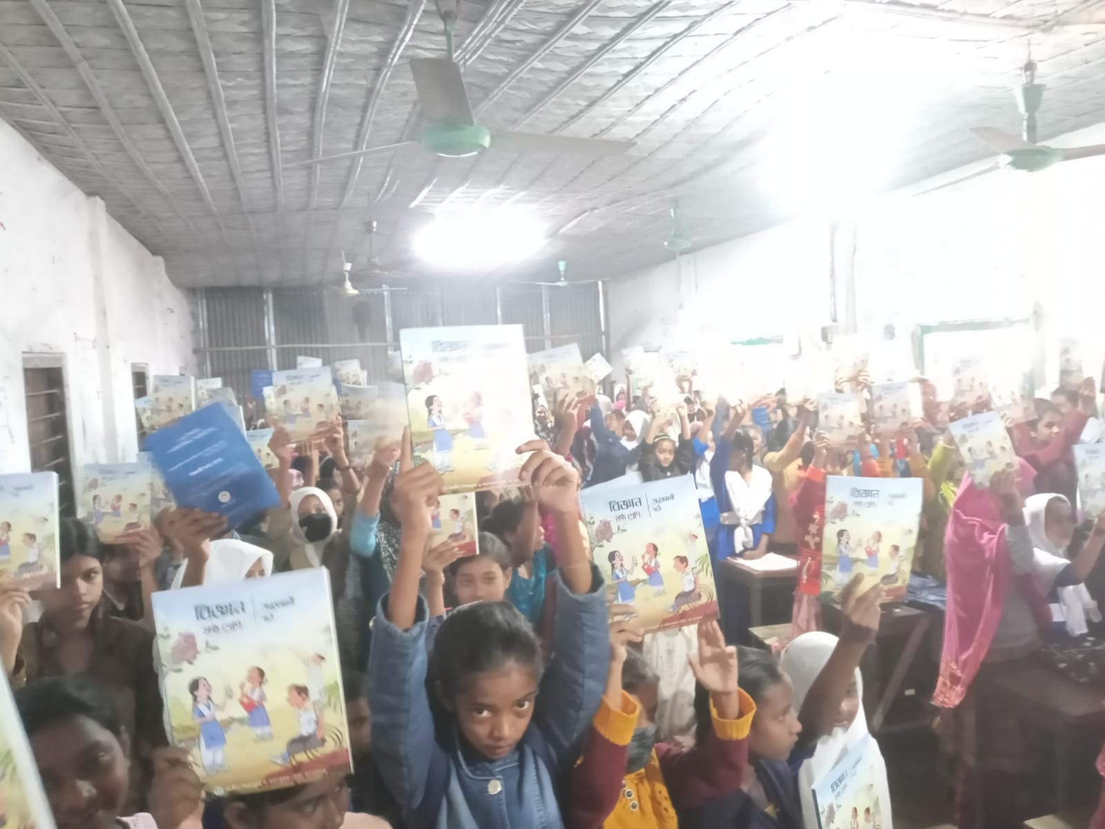 বছরে প্রথম দিনেই শায়েস্তাগঞ্জ উপজেলায় বই উৎসবে খুশি শিক্ষার্থীরা