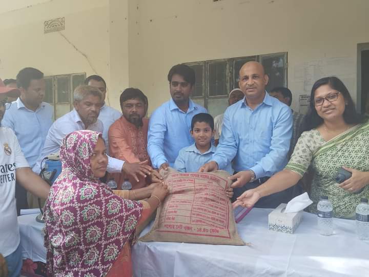 নবীগঞ্জে আশ্রয় কেন্দ্রে বন্যার্ত মানুষের মাঝে শুকনো খাবার বিতরণ