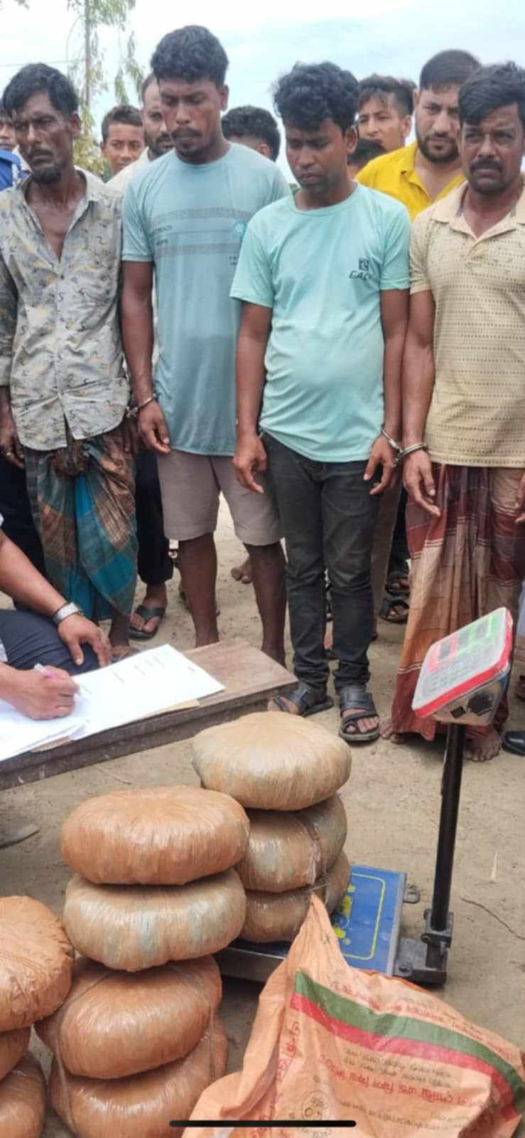 আজমিরীগঞ্জে বিপুল পরিমাণ গাঁজাসহ আটক ৪