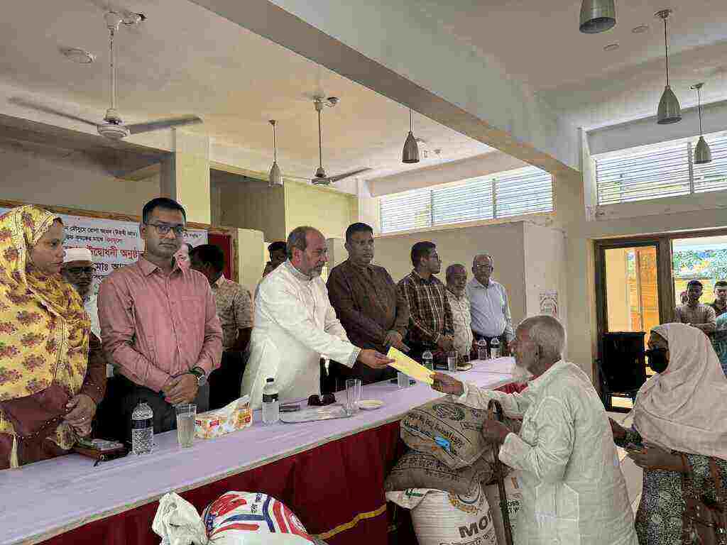 আশ্রয়ণ প্রকল্পে খাবার বিতরণ করলেন এমপি আবু জাহির
