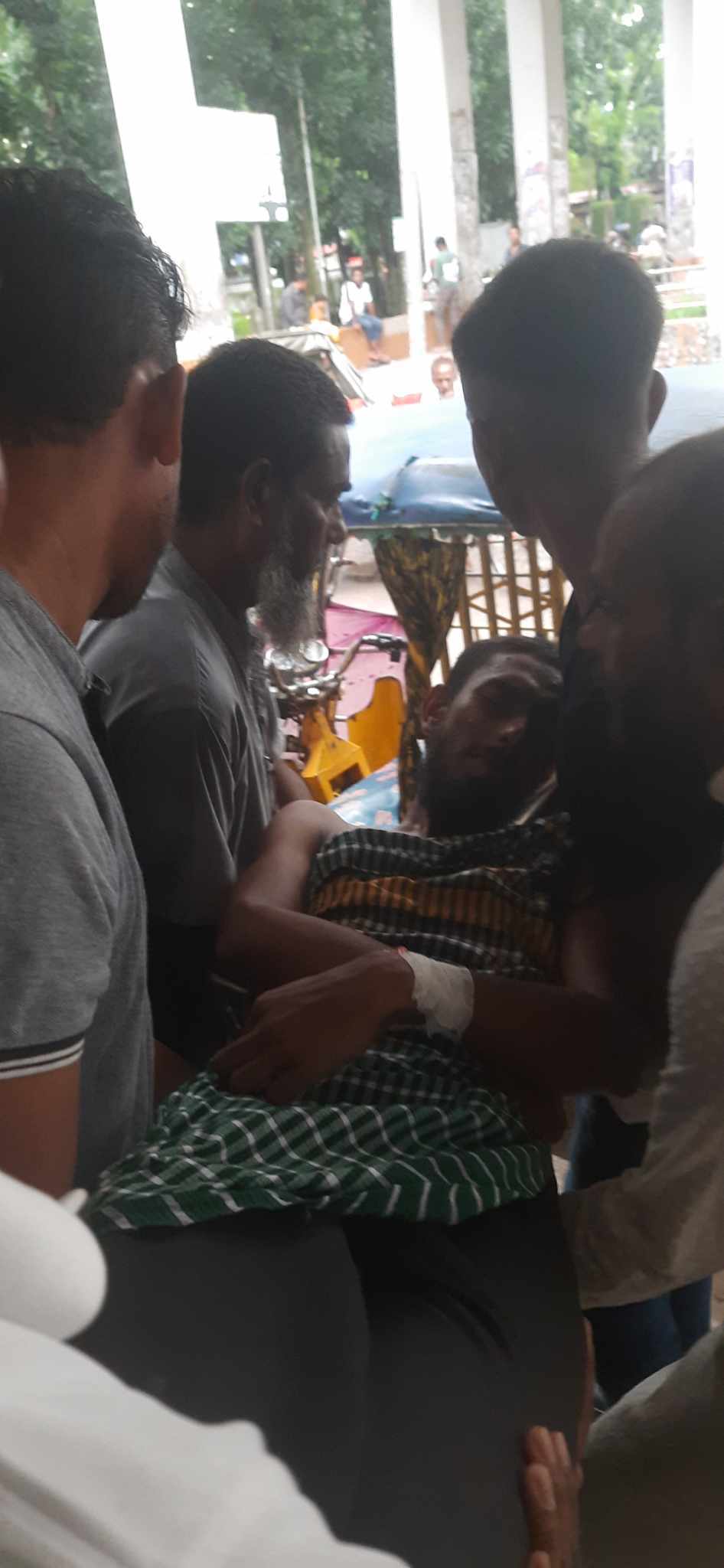 মুক্তিযোদ্ধা সরকারি ডিগ্রী কলেজে বহিরাগত আক্রমণ চারজন ছাত্র আহত।