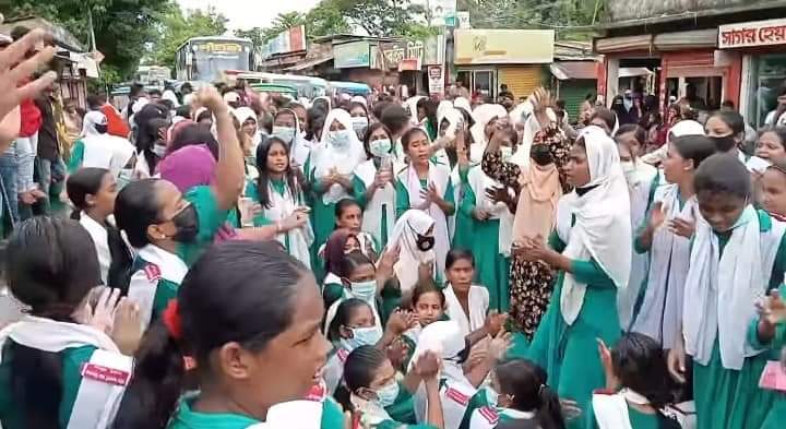 লাখাই বামৈ সরকারি উচ্চ বিদ্যালয়ের প্রধান শিক্ষকের পদত্যাগ দাবিতে বিক্ষোভ