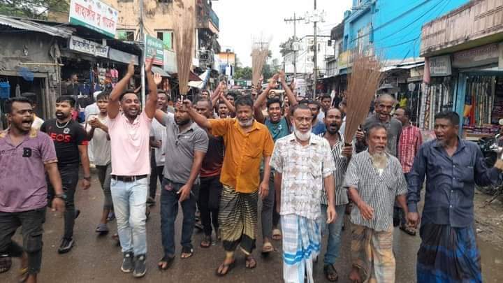 ড. রেজা কিবরিয়ার বিরুদ্ধে নবীগঞ্জে ঝাঁড়ু মিছিল