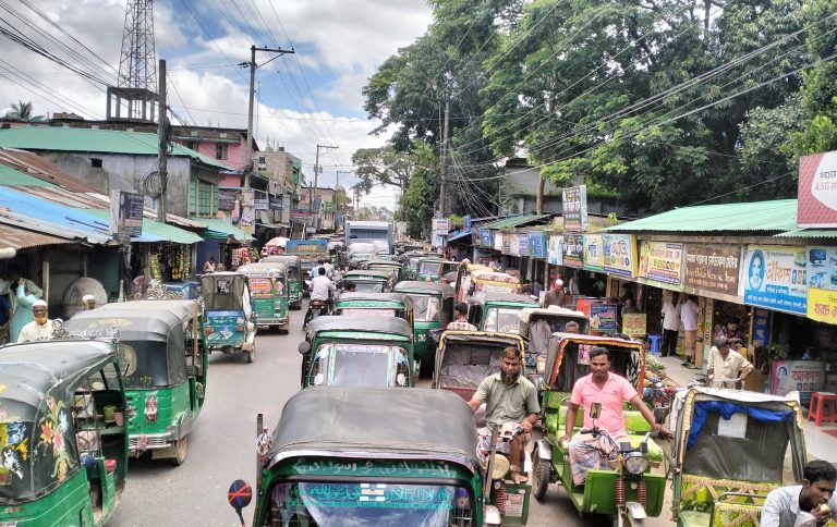 শায়েস্তাগঞ্জে স্কুল ও হাসপাতালের দোকানের সামনে টমটম স্ট্যান্ড ; ভোগান্তিতে শিক্ষার্থী এবং ব্যবসায়ীরা