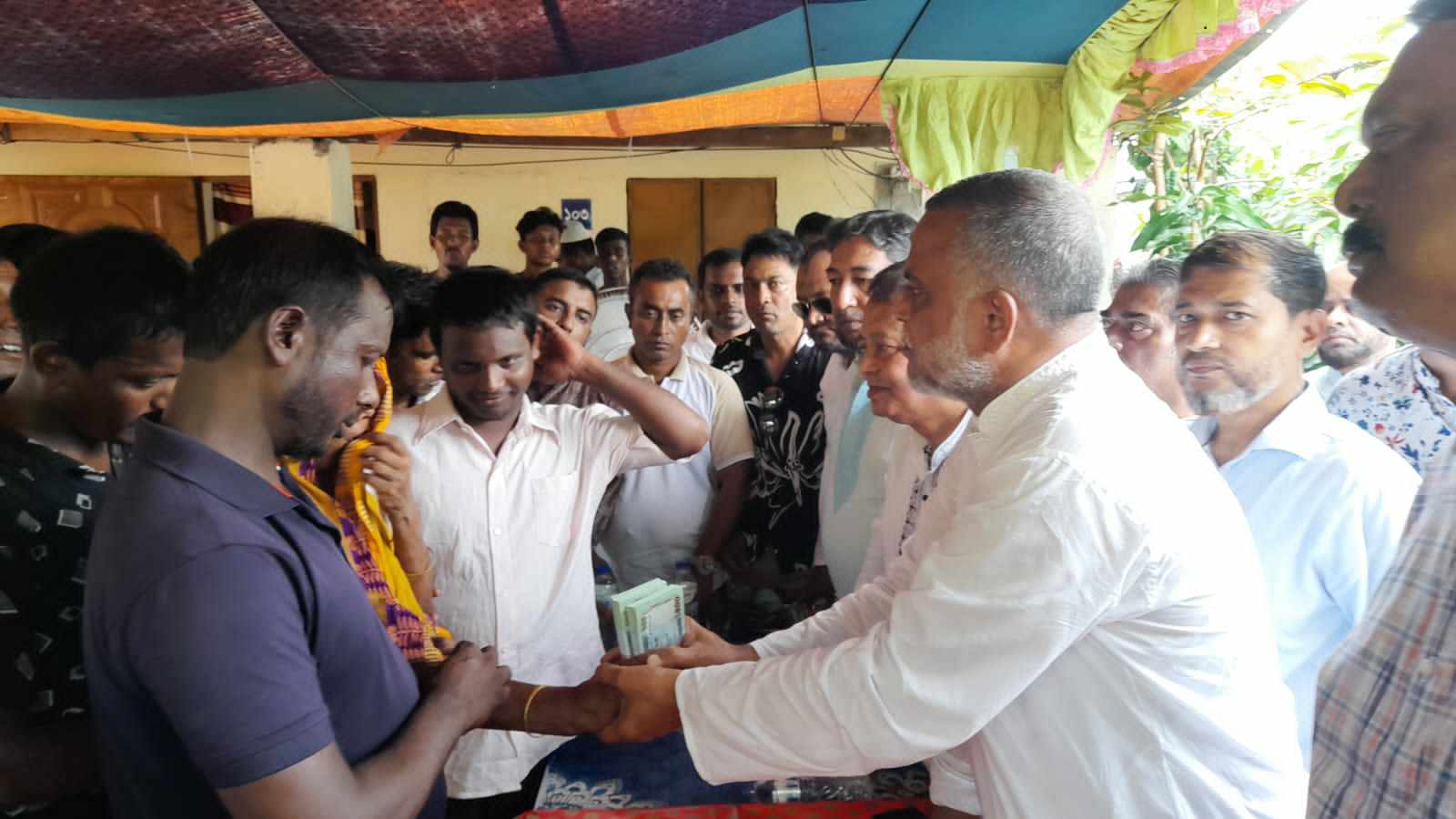 শহীদ মোস্তাকের পরিবারের পাশে জি কে গউছ