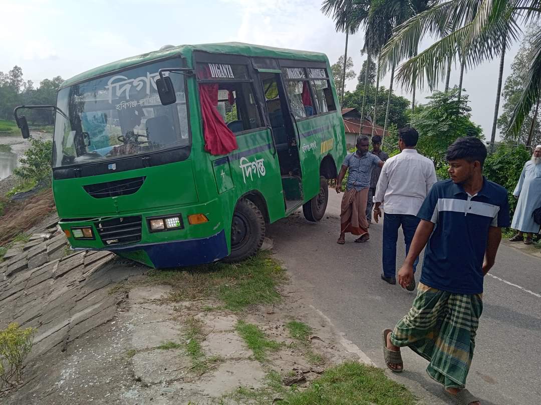 লাখাইয়ে নিয়ন্ত্রণ হারিয়ে বাস খাদে, অল্পের জন্য রক্ষা পেলেন যাত্রীরা।