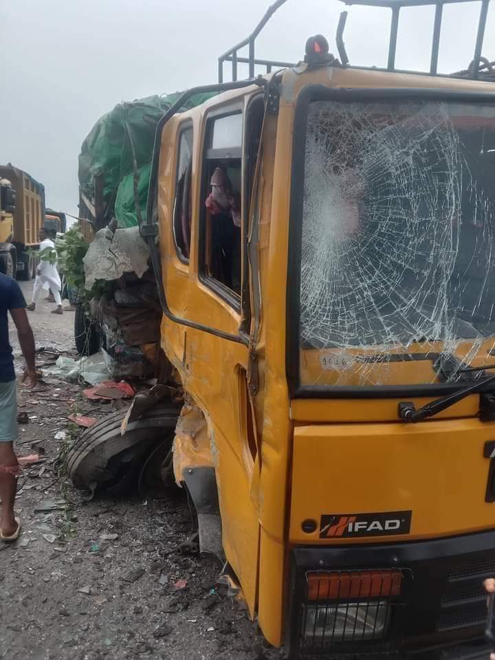 মাধবপুরে বাস-ট্রাক মুখোমুখি সংঘর্ষে চালক নিহত আহত ১০