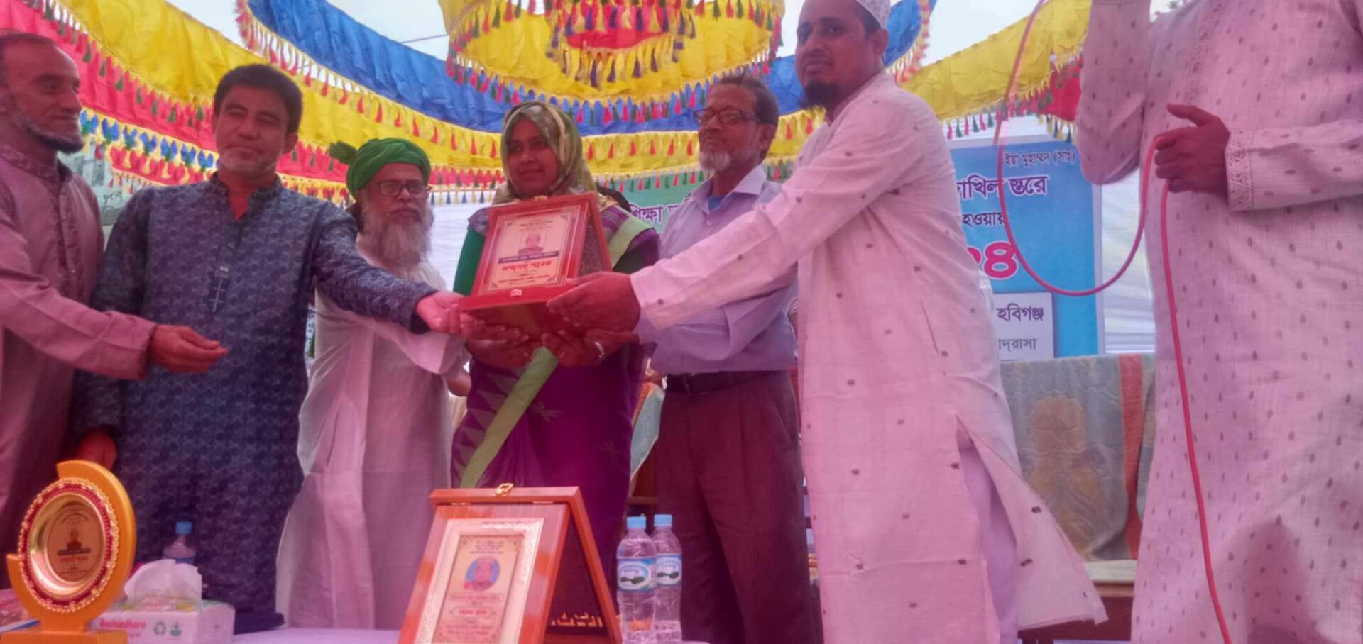 লাখাইয়ে গুনি শিক্ষক আব্বাস উদ্দিনকে সংবর্ধনা দিয়েছে শিক্ষার্থীরা