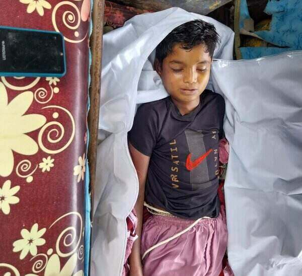 মোবাইল চালাতে বারণ করায় শিক্ষার্থীর আত্মহত্যা ; দাফন সম্পন্ন