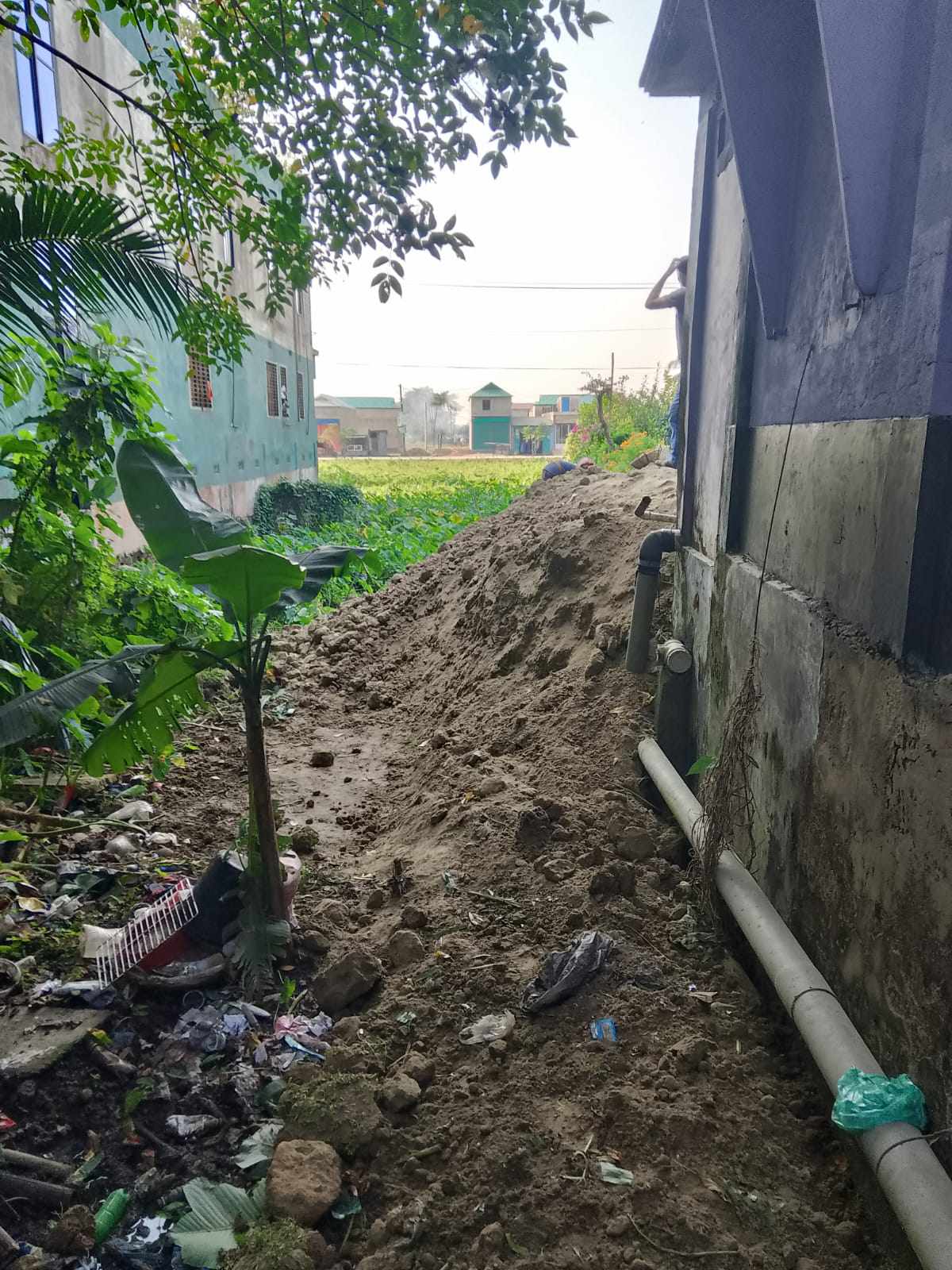 হবিগঞ্জ নিউজে প্রতিবেদন প্রকাশের পর রাস্তায় মাটি ফেলা বন্ধ হলেও মাটি সরিয়ে নেয়নি দখলবাজরা