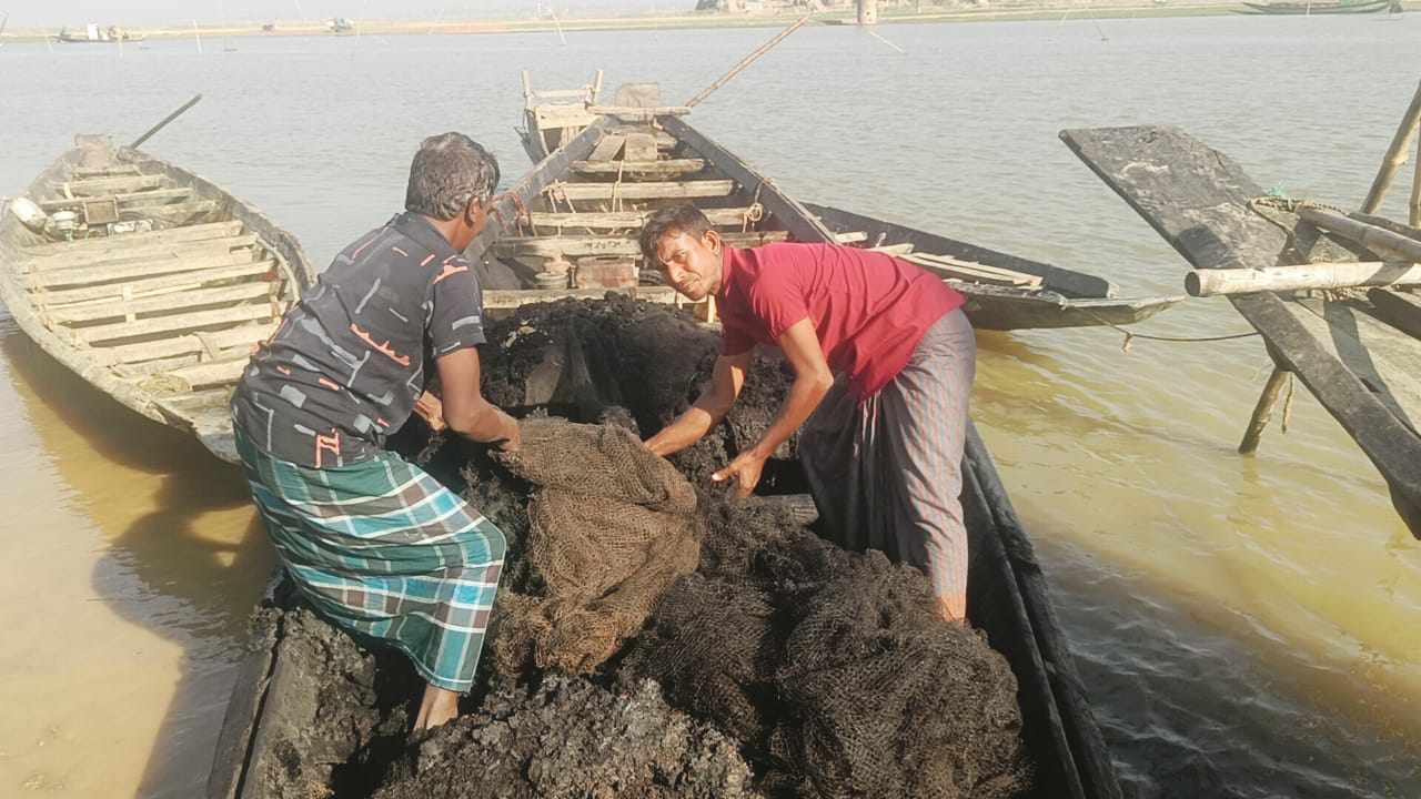 লাখাইয়ে আগুন দিয়ে পুড়িয়ে ফেলে প্রায় ৬ লক্ষ টাকার জাল