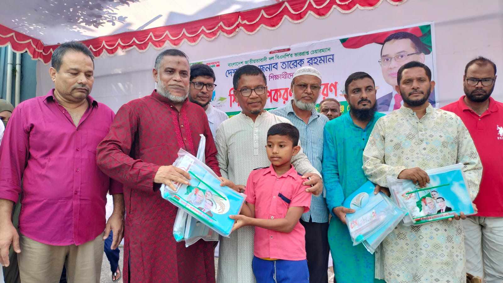 শিক্ষার্থীদের মধ্যে শিক্ষা উপকরন বিতরন করলেন জিকে গউছ