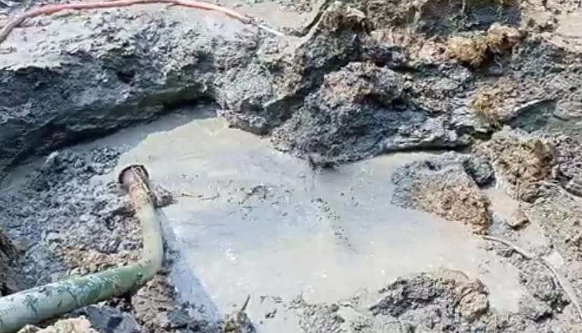 লাখাইয়ে অবৈধভাবে মাটি খনন করছে একটি চক্র