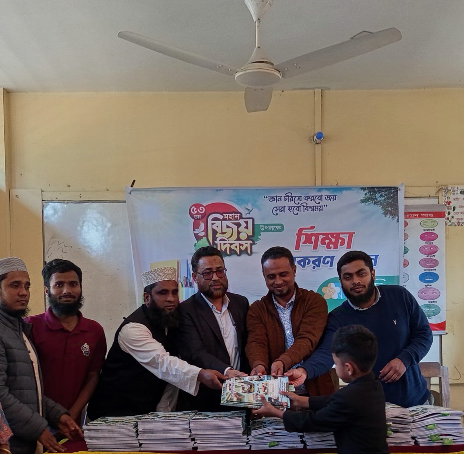 ফুলকুঁড়ি আসর হবিগঞ্জের শিক্ষা উপকরণ প্রদান