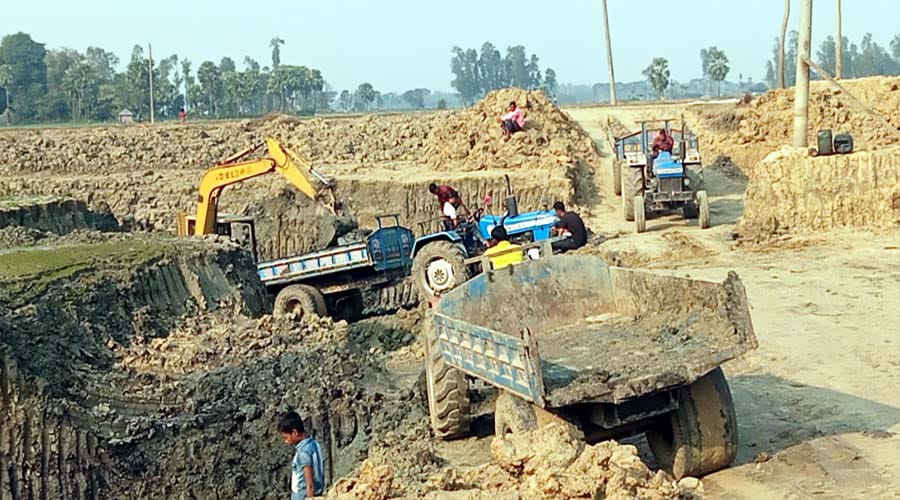 চুনারুঘাটে প্রশাসনের চোখ ফাঁকি দিয়ে রাতভর মাটি কাটা মহোৎসব