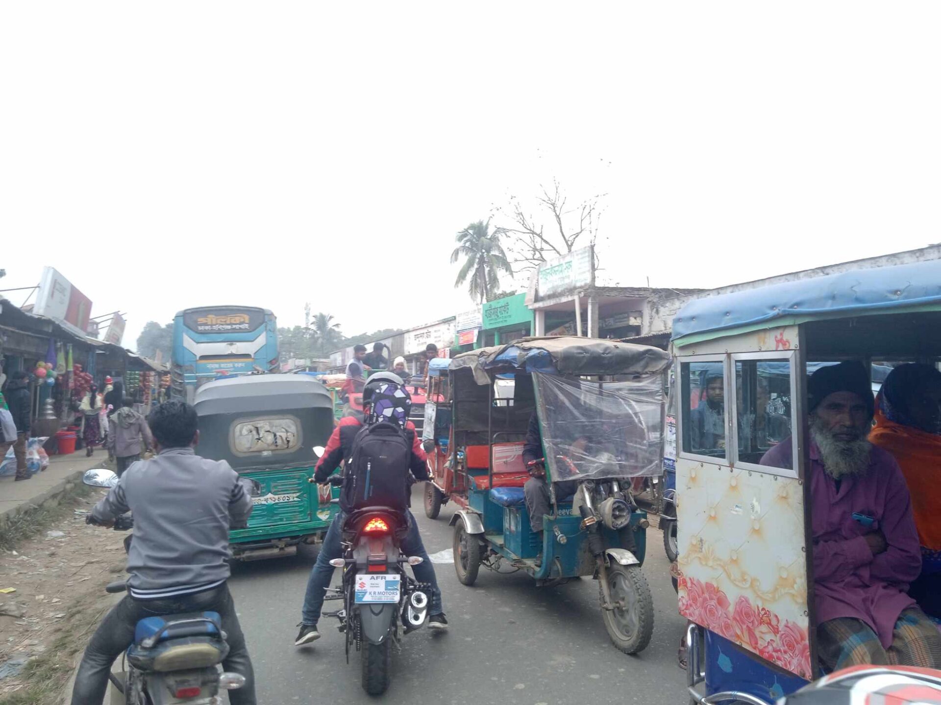 লাখাইয়ে ভয়াবহ যানজটে জন জীবন বিপর্যস্ত ; দেখার কেউ নেই