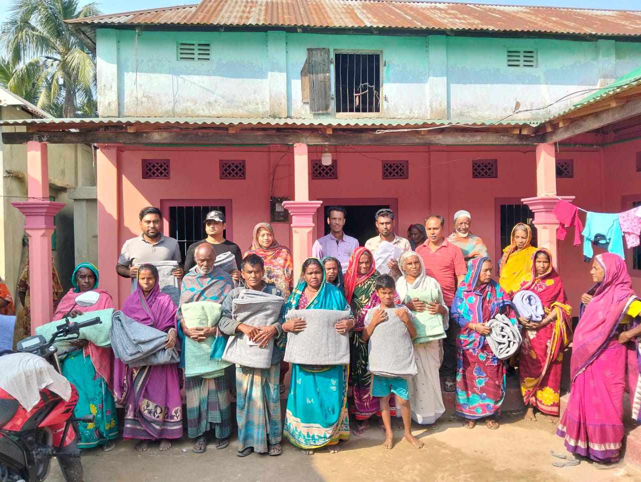 লাখাইয়ে সমাজ কল্যান সংগঠনের শীতবস্ত্র বিতরণ