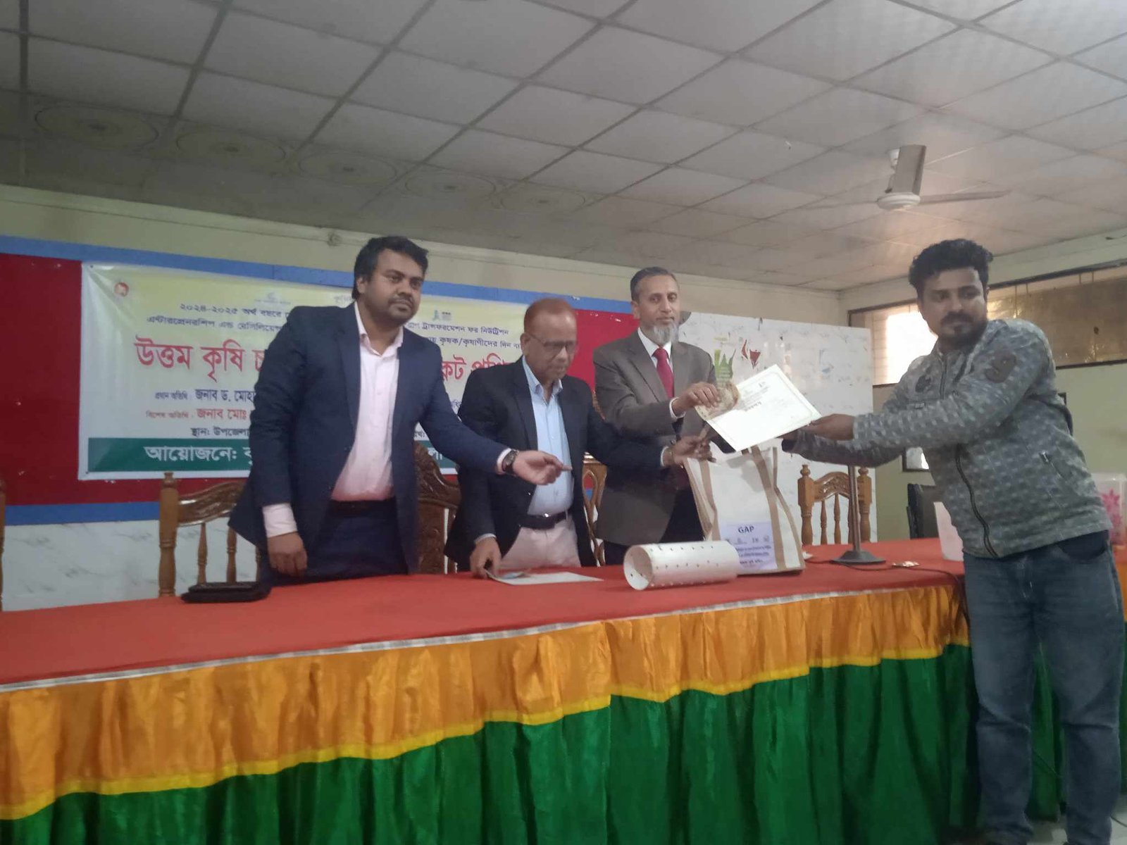 লাখাই উপজেলায় কৃষক কৃষনীদের মাঝে দিন ব্যাপী প্রশিক্ষণ সার্টিফিকেট প্রদান 
