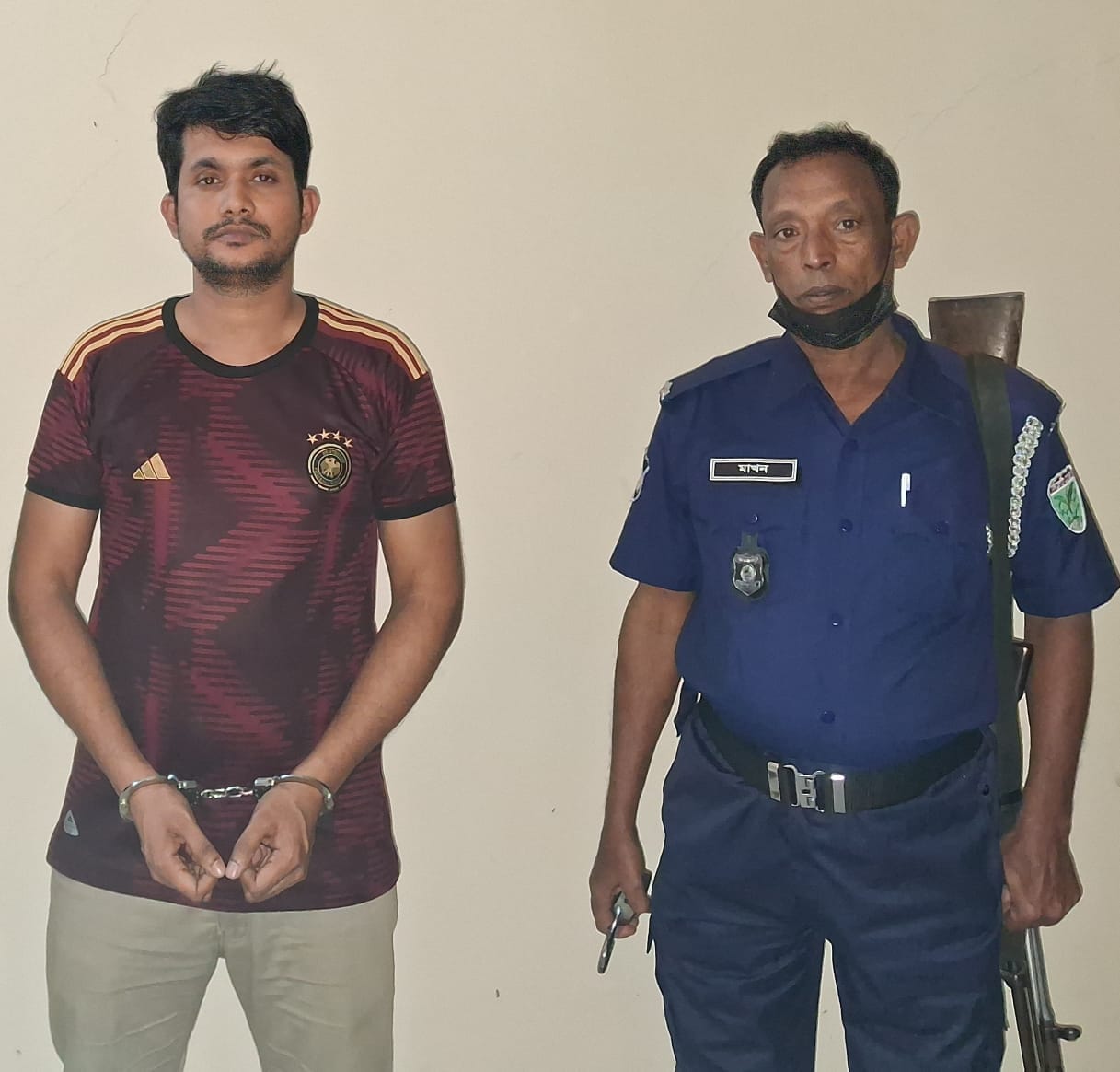 ট্রেনের টিকিট কালোবাজারি চক্রের মূলহাতা শায়েস্তাগঞ্জ রেলওয়ে বুকিং সহকারী মাজহারুল হক আটক