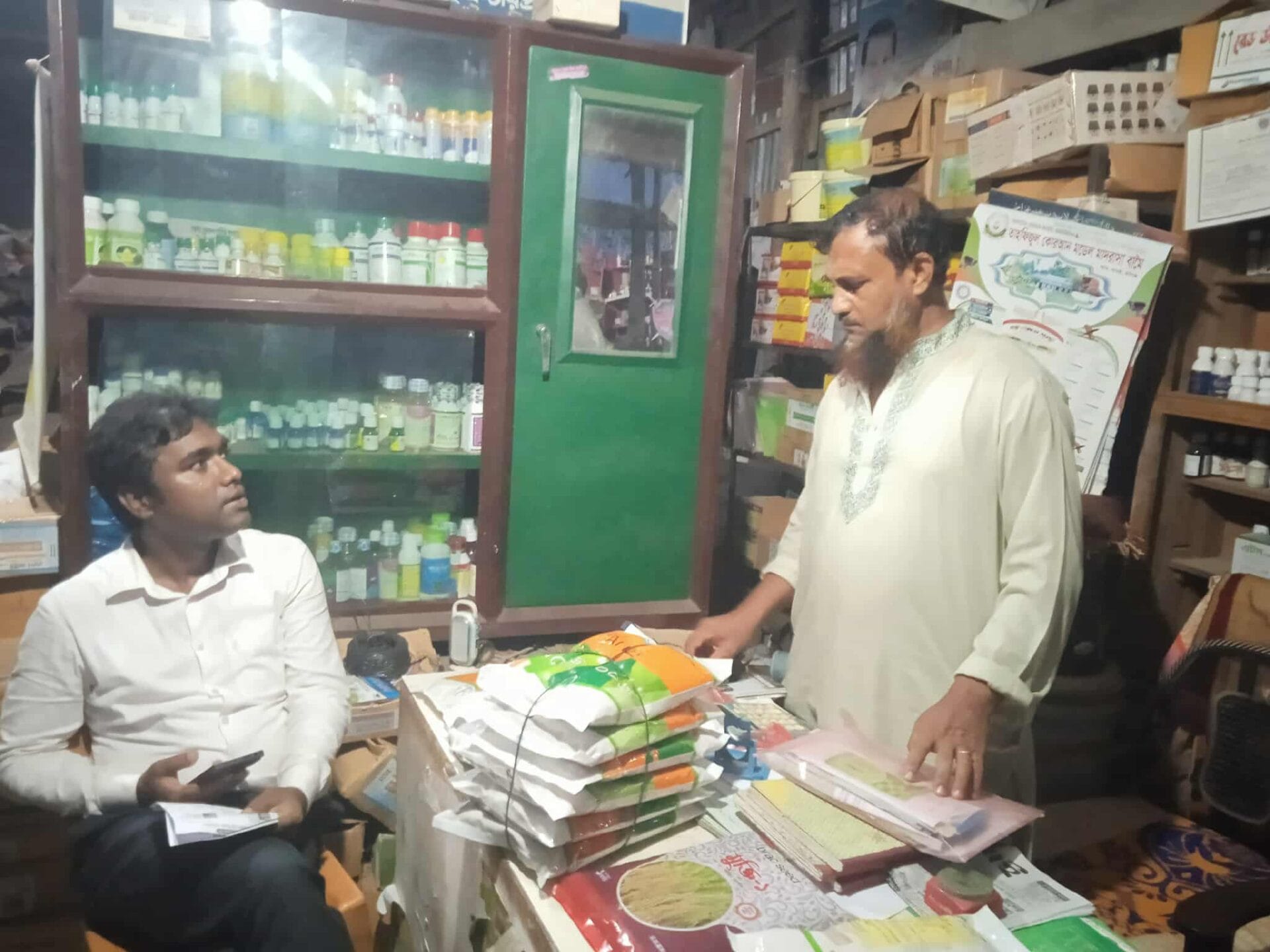 লাখাইয়ে বীজ সংকট দেখিয়ে অতিরিক্ত দামে বিক্রির অভিযোগে অভিযান