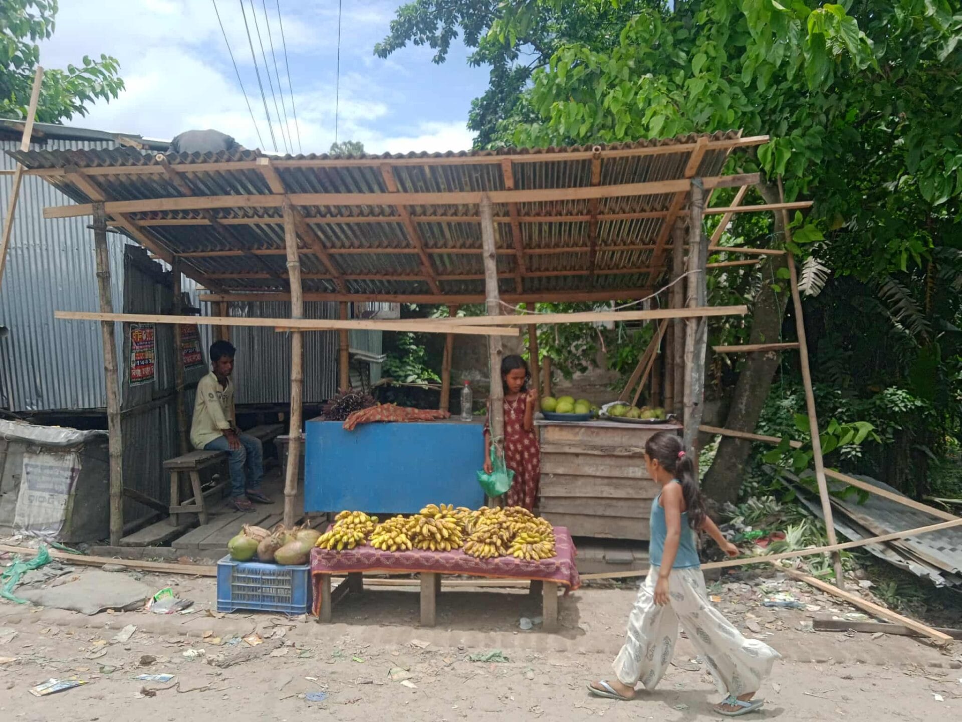 লাখাইয়ের ভাদিকারা সড়কে সরকারি জায়গা দখল করে অবৈধ ঘর নির্মাণ