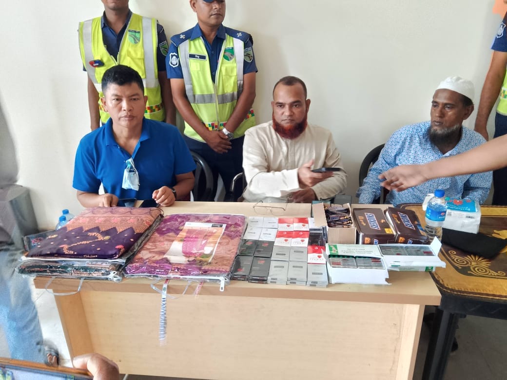 শায়েস্তাগঞ্জে ভারতীয় পণ্য এবং কাভার্ড ভ্যানসহ যুবক আটক