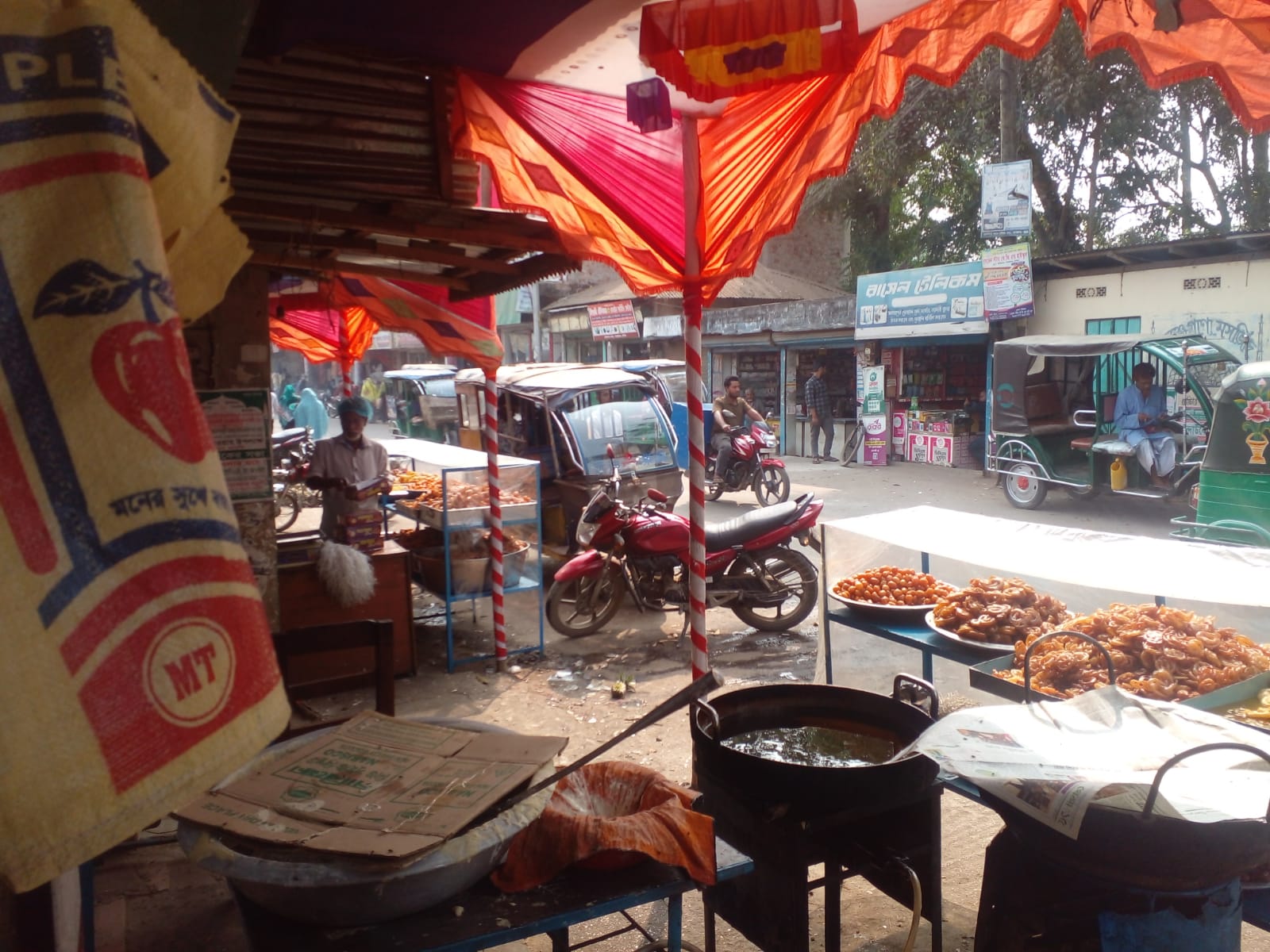 শায়েস্তাগঞ্জে রাস্তায় অস্বাস্থ্যকর পরিবেশে বিক্রি হচ্ছে ইফতার সামগ্রী, বাড়ছে স্বাস্থ্যঝুঁকি