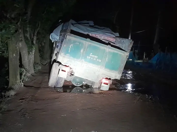 নবীগঞ্জ-ইনাতগঞ্জ সড়কে গর্তে ট্রাক আটকে যান চলাচলে মারাত্মক বিঘ্ন নবীগঞ্জ-ইনাতগঞ্জ সড়কে গর্তে ট্রাক আটকে যান চলাচলে মারাত্মক বিঘ্ন