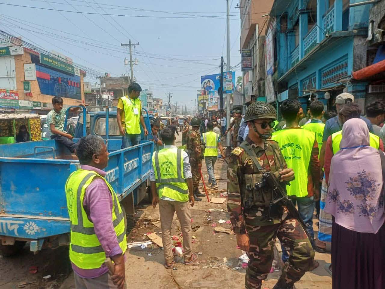 নবীগঞ্জ শহরে যানজট নিরসনে ফুটপাত দখলমুক্ত করতে প্রশাসনের অভিযান নবীগঞ্জ শহরে যানজট নিরসনে ফুটপাত দখলমুক্ত করতে প্রশাসনের অভিযান