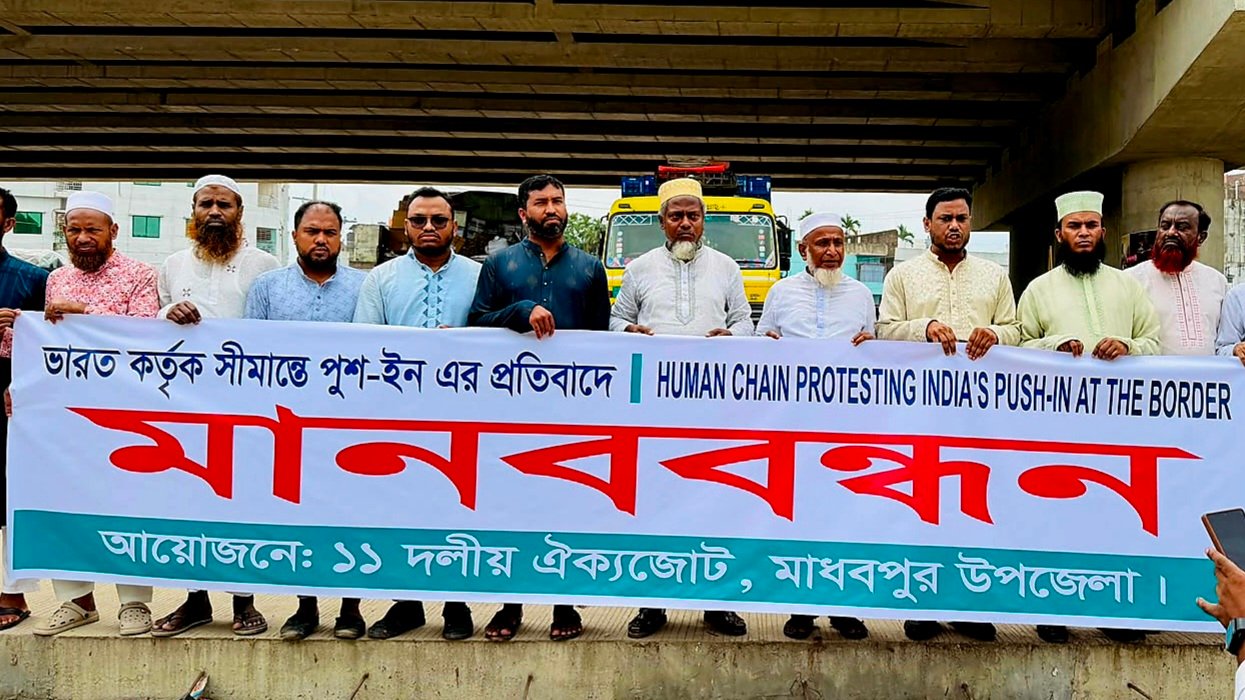 ভারতের অবৈধ পুশইনের প্রতিবাদে মাধবপুরে ১১ দলের ভারতের অবৈধ পুশইনের প্রতিবাদে মাধবপুরে ১১ দলের মানববন্ধন