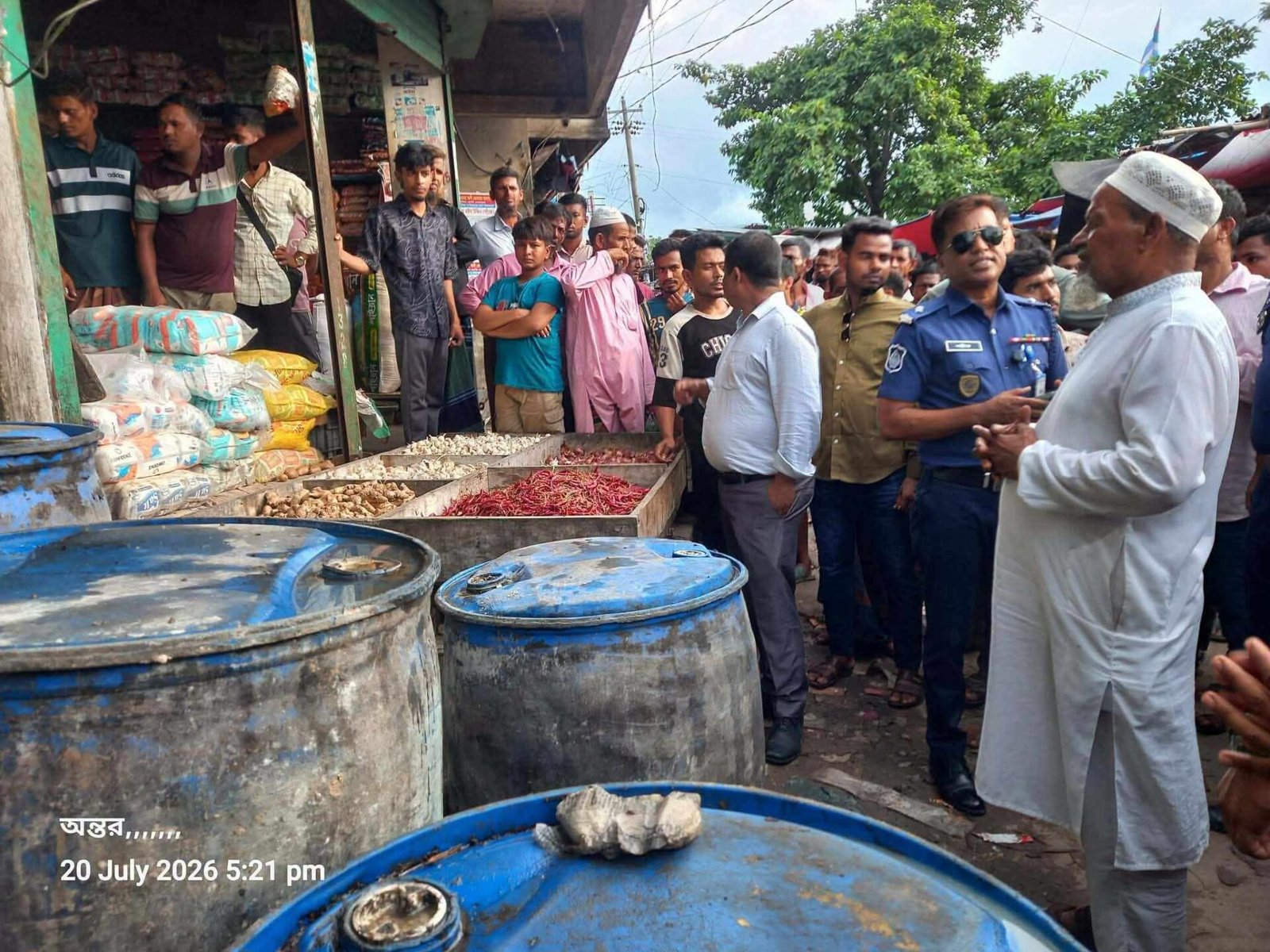লাখাইয়ের বুল্লাবাজারে ভ্রাম্যমাণ আদালতের অভিযান লাখাইয়ের বুল্লাবাজারে ভ্রাম্যমাণ আদালতের অভিযান